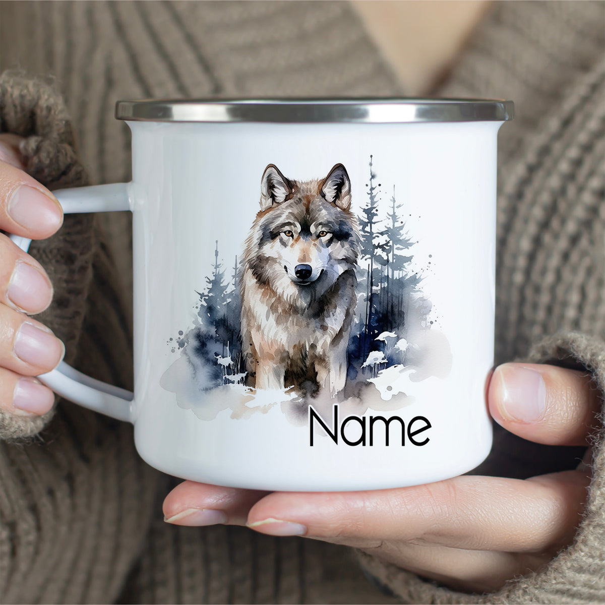 Weißer Emaillebecher mit Wolf-Motiv und personalisierbarem Namen.