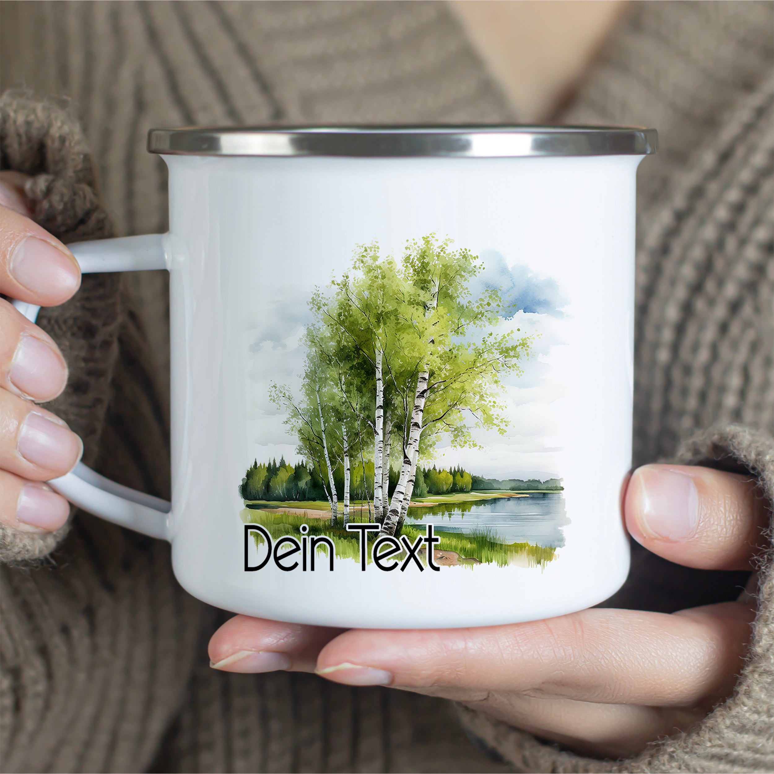 Weißer Emaillebecher mit Baum-Motiv und individuellem Text.
