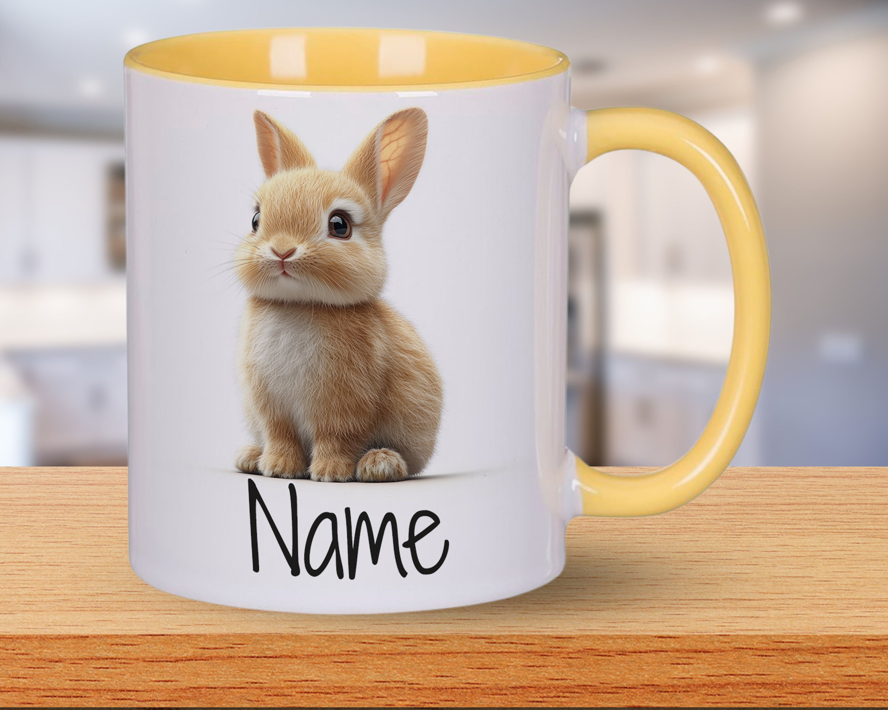 Tasse mit gelbem Henkel, Kaninchenmotiv und personalisierbarem Namen.