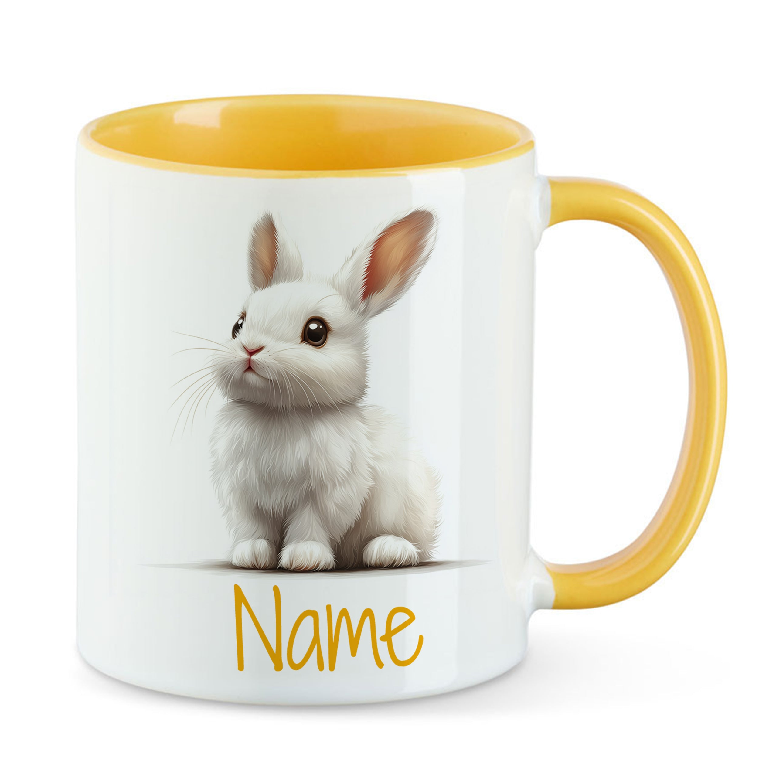 Weißer Kaffeebecher mit gelbem Henkel und Kaninchenmotiv.
