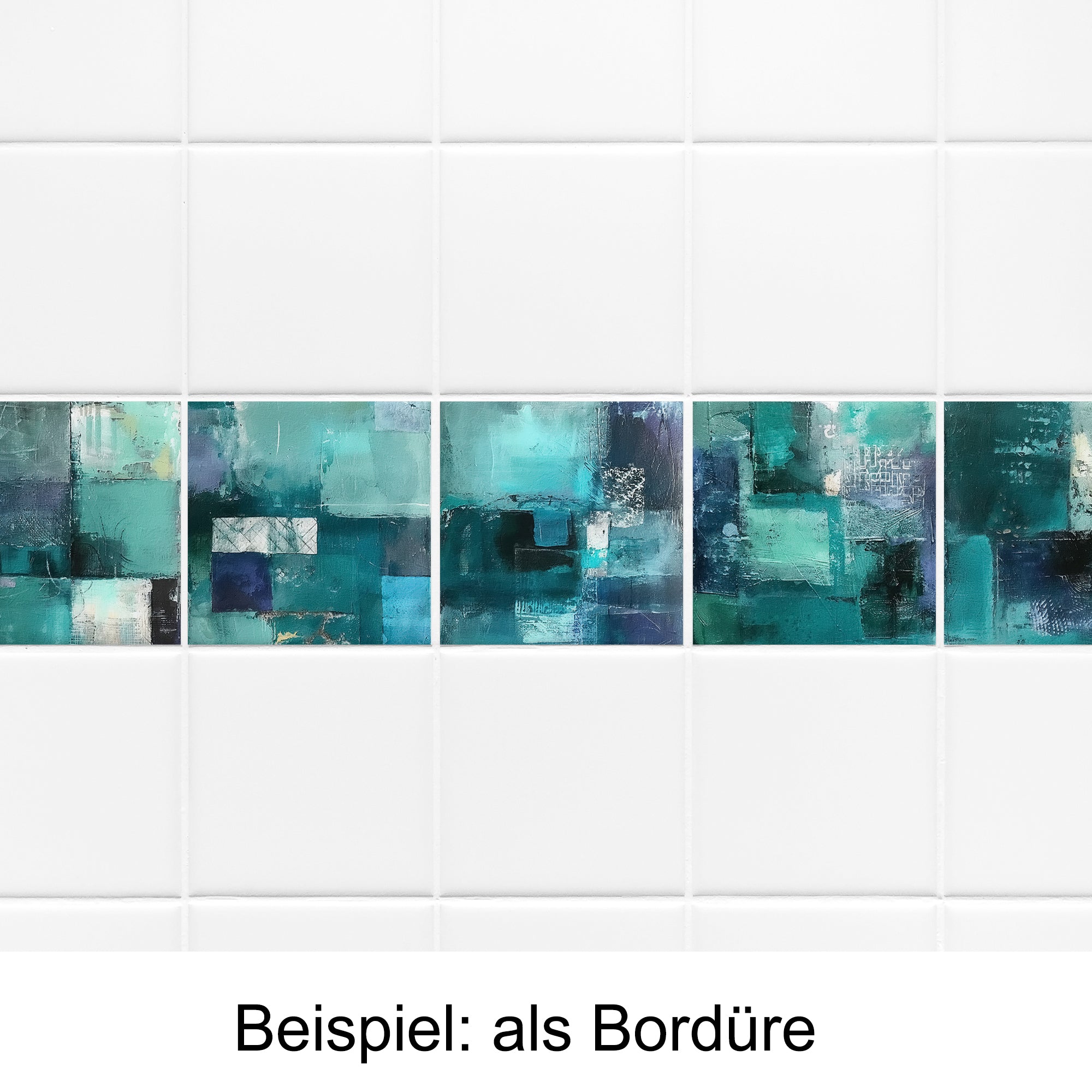 Teal-farbene Fliesen mit abstrakten Mustern als Bordüre.