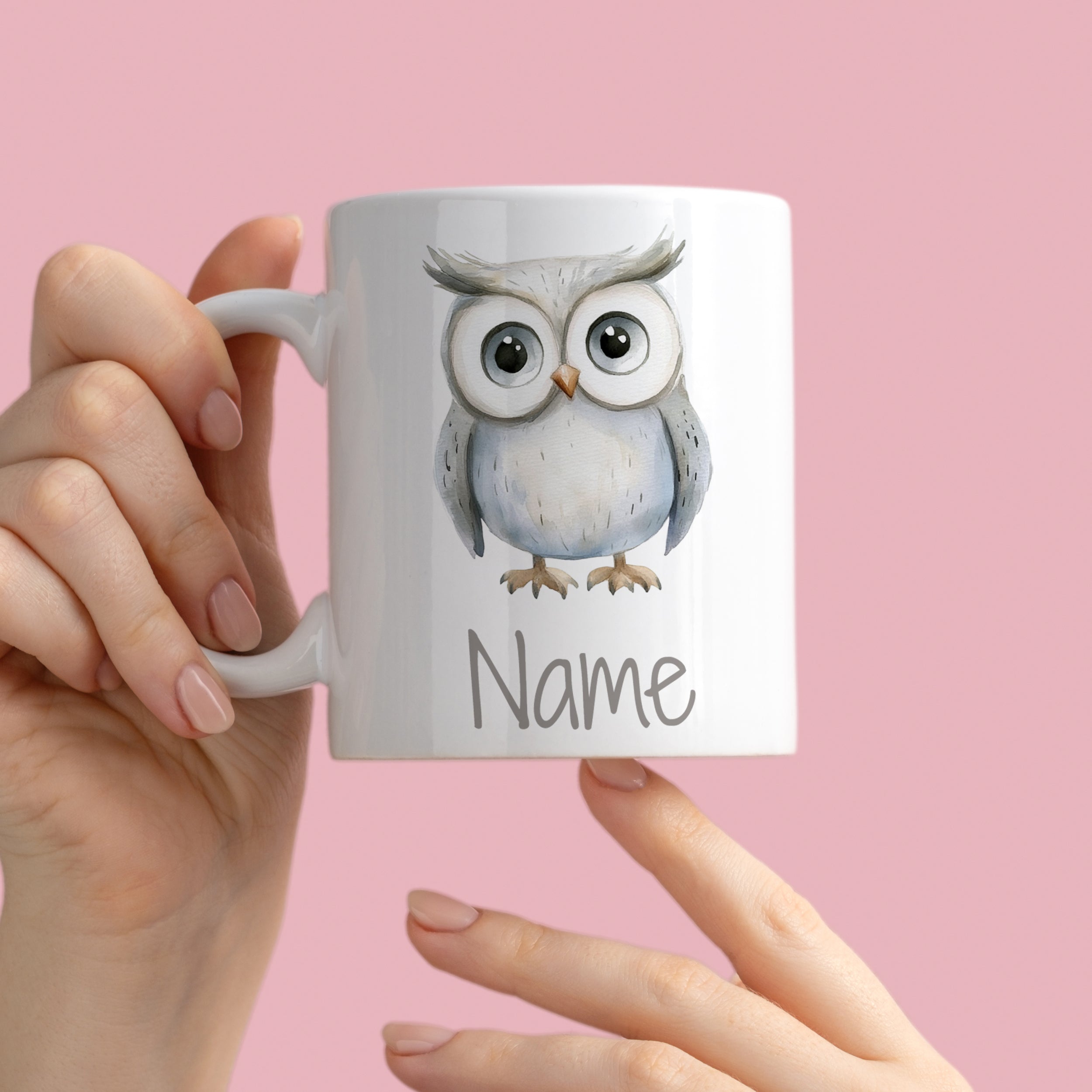 Weißer Becher mit Eule und personalisierbarem Namen.