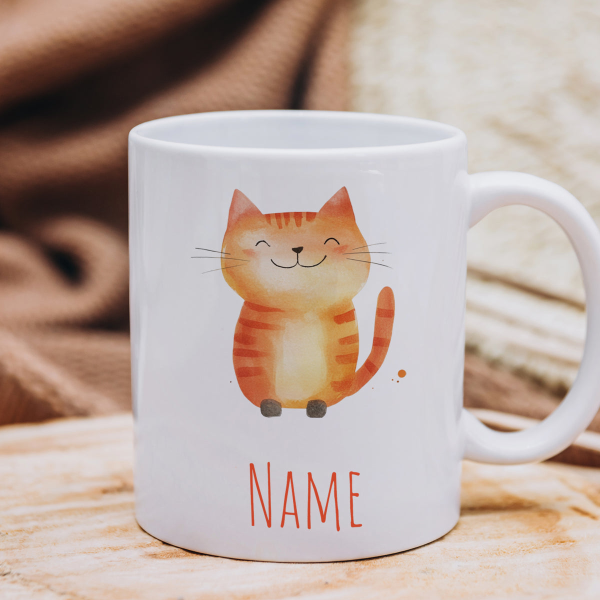 Kaffeetasse mit orangefarbenem Katzenmotiv und personalisierbarem Namen.