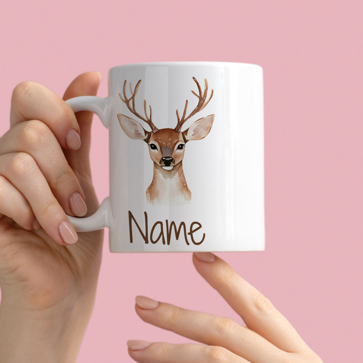 Weißer Becher mit Reh-Motiv und personalisierbarem Namen.