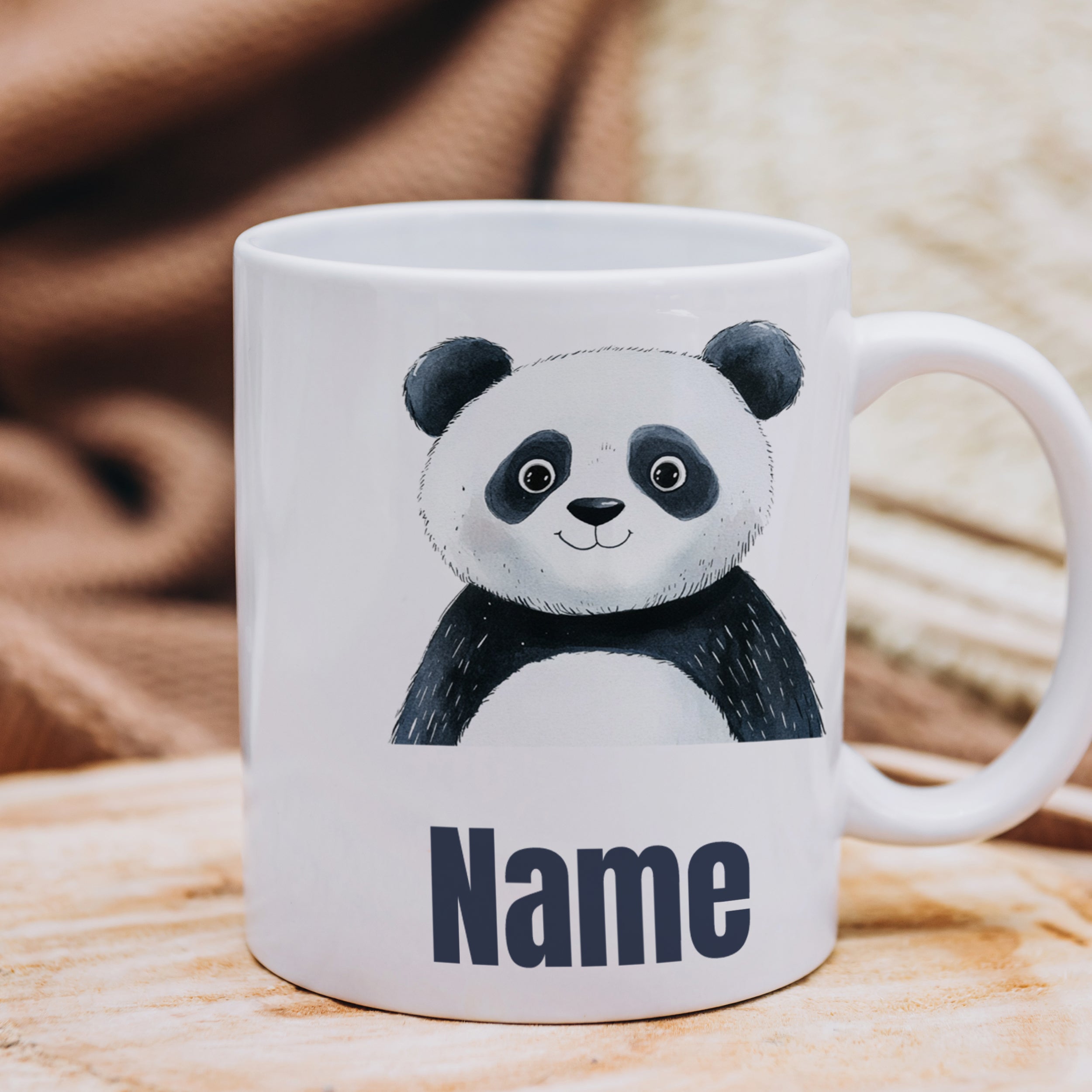 Weiße Tasse mit Pandadesign und personalisierbarem Namen.