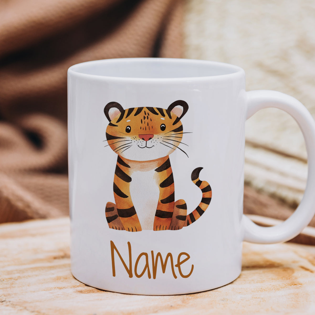 Weißer Becher mit Tiger-Motiv und personalisierbarem Namen.