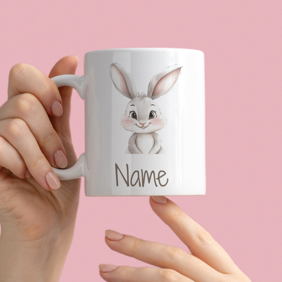 Weißer Becher mit niedlichem Hasen und personalisierbarem Namen.