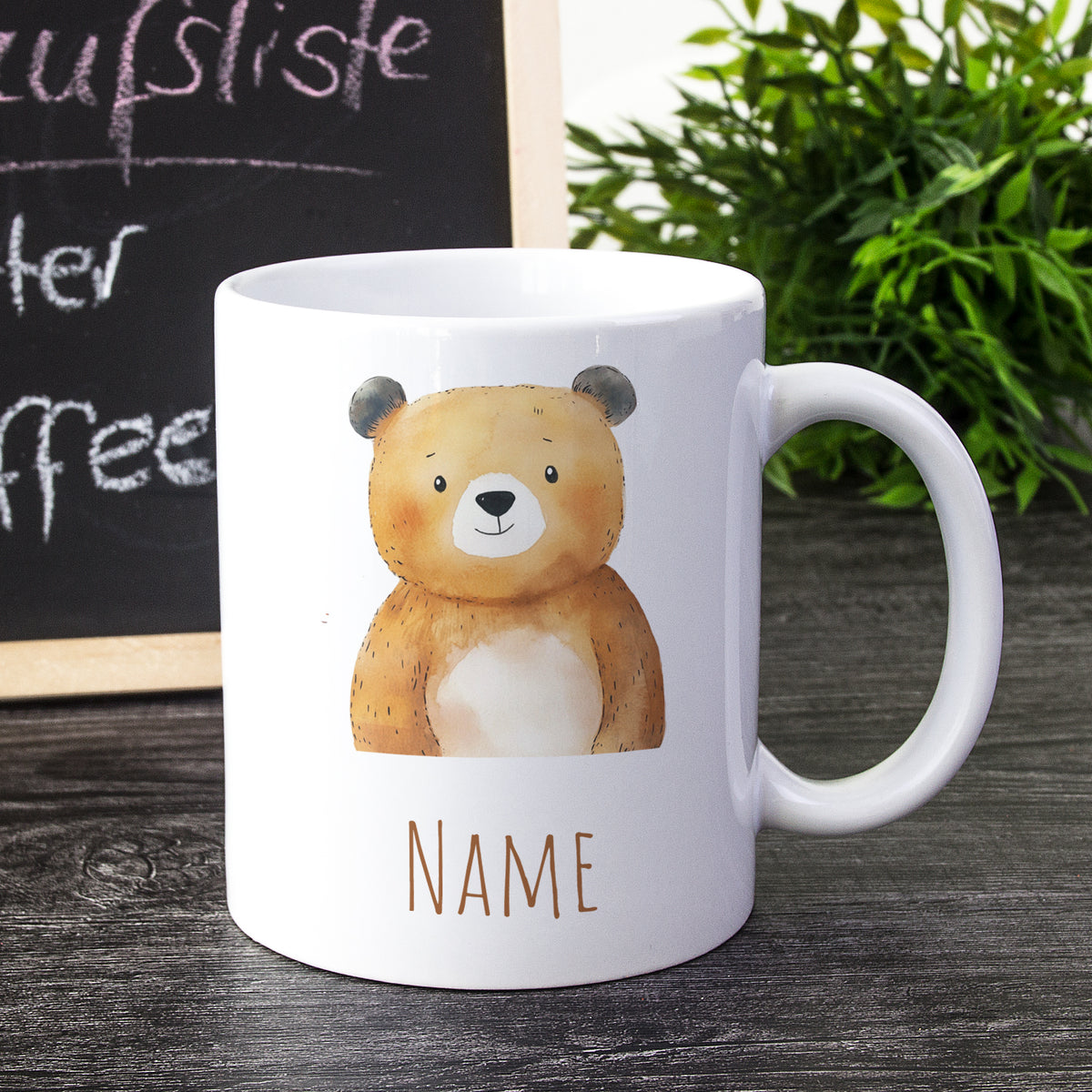 Weißer Becher mit Bärenmotiv und Platz für Namen.