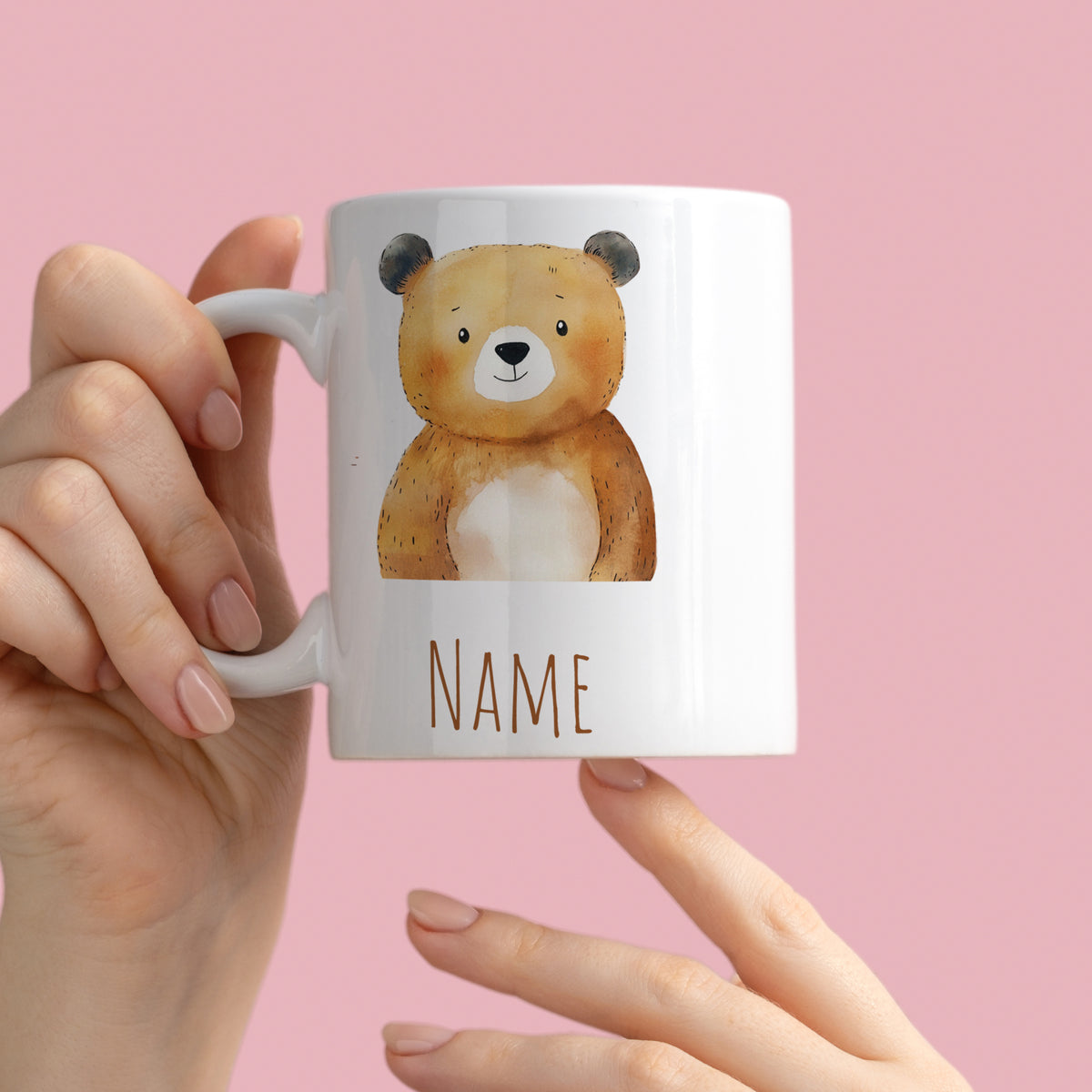 Weißer Becher mit Bärenmotiv und Platz für Namen.