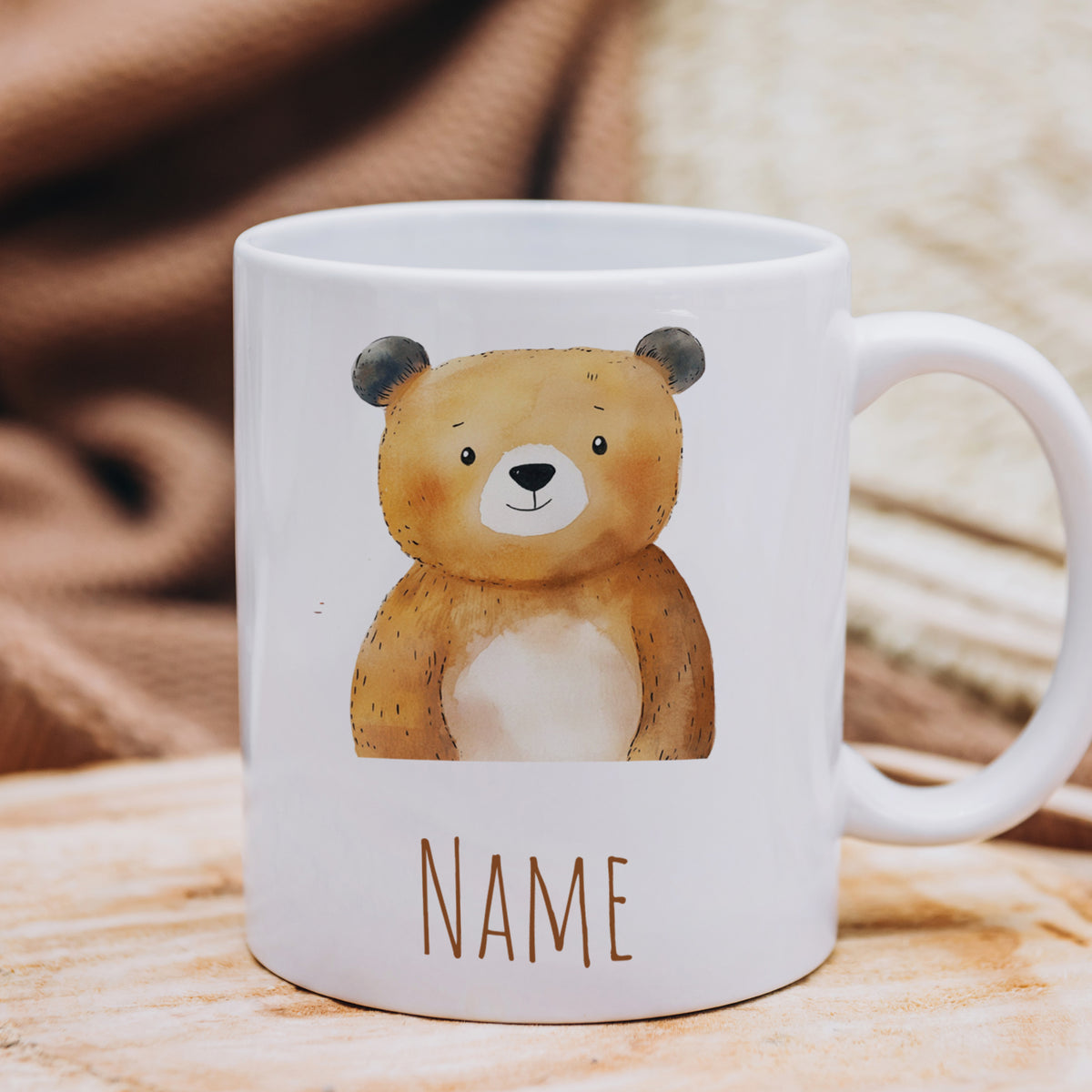 Tasse mit Bärenmotiv und personalisierbarem Namen.