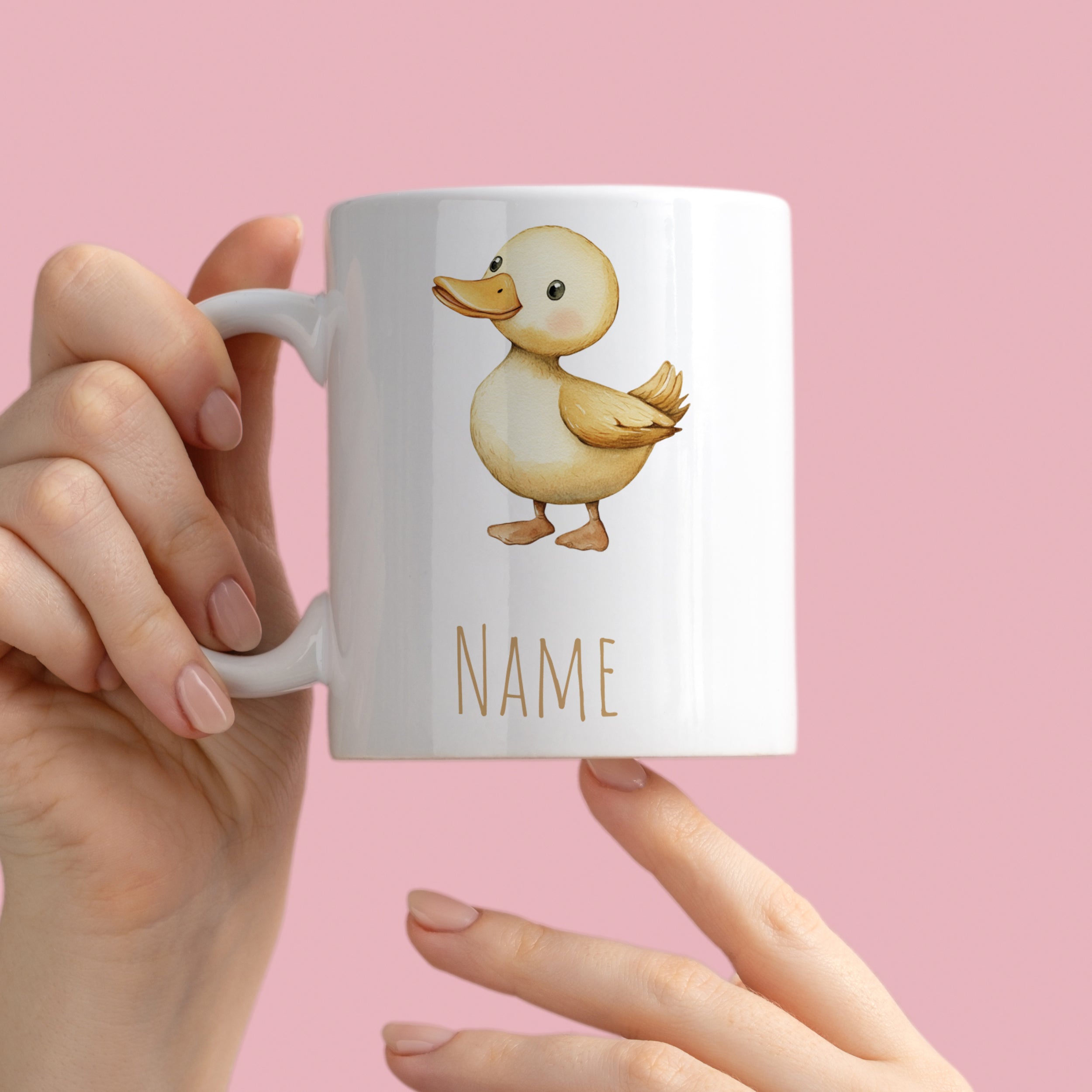 Weißer Becher mit Entenmotiv und personalisiertem Namen.