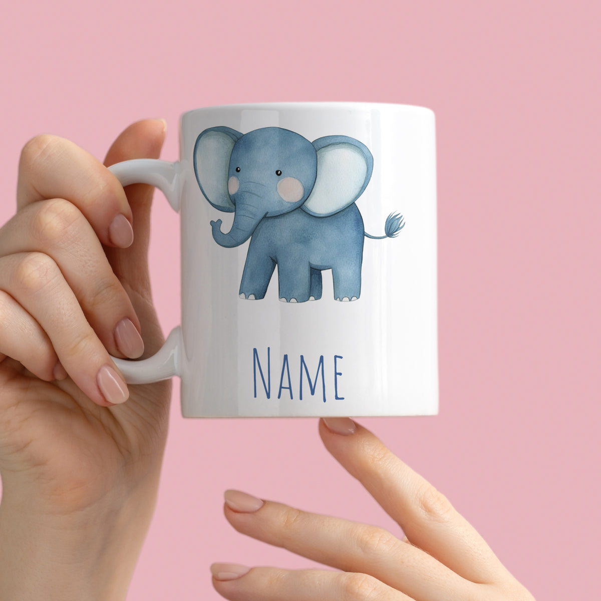 Weißer Becher mit blauem Elefanten und personalisierbarem Namen.