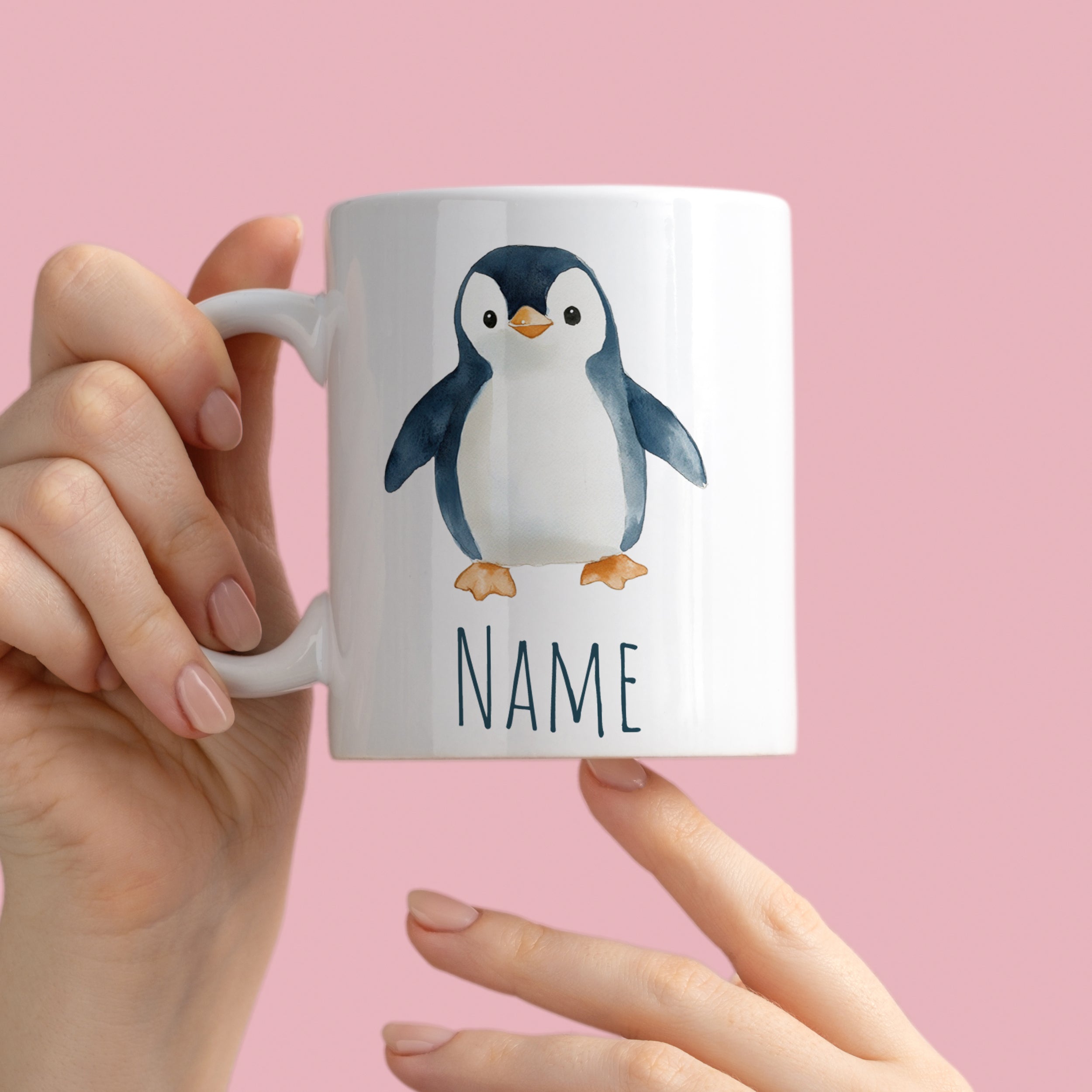 Weißer Becher mit Pinguin-Illustration und Platz für Namen.