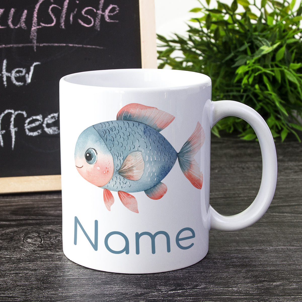 Tasse mit buntem Fischmotiv und personalisierbarem Namen