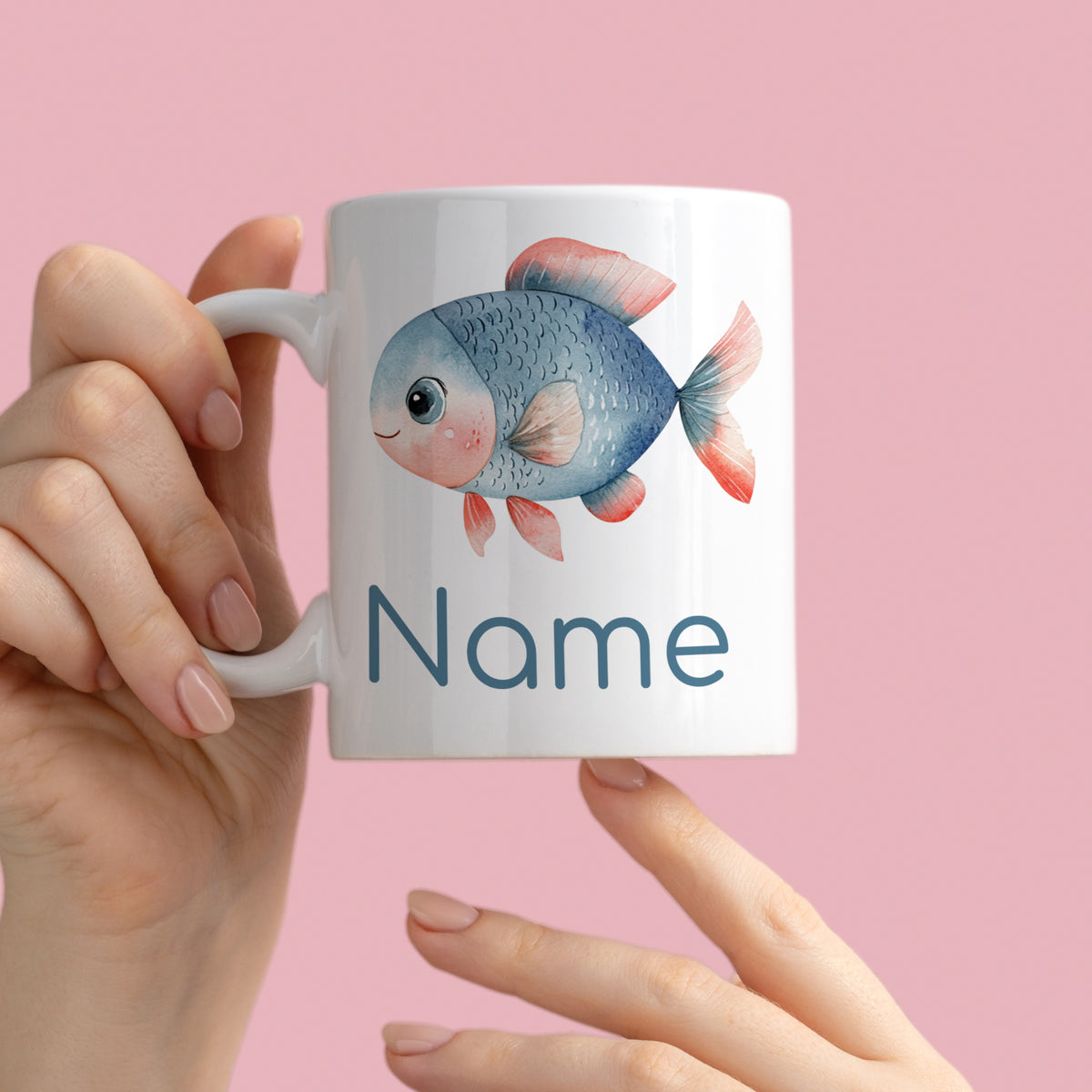 Weißer Becher mit blauer Fischillustration und personalisiertem Namen.