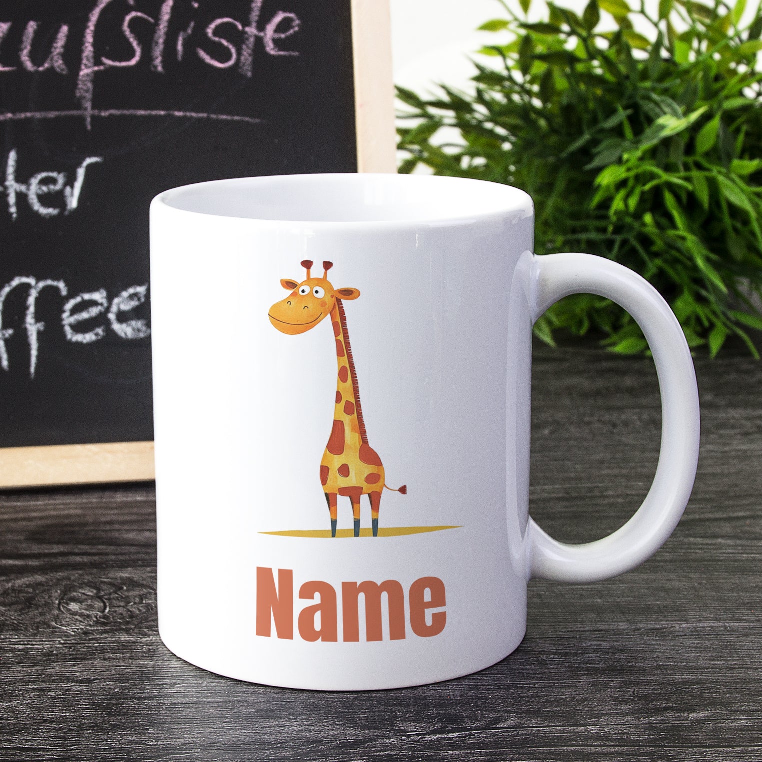 Weißer Kaffeebecher mit Giraffenmotiv und dem Wort "Name".