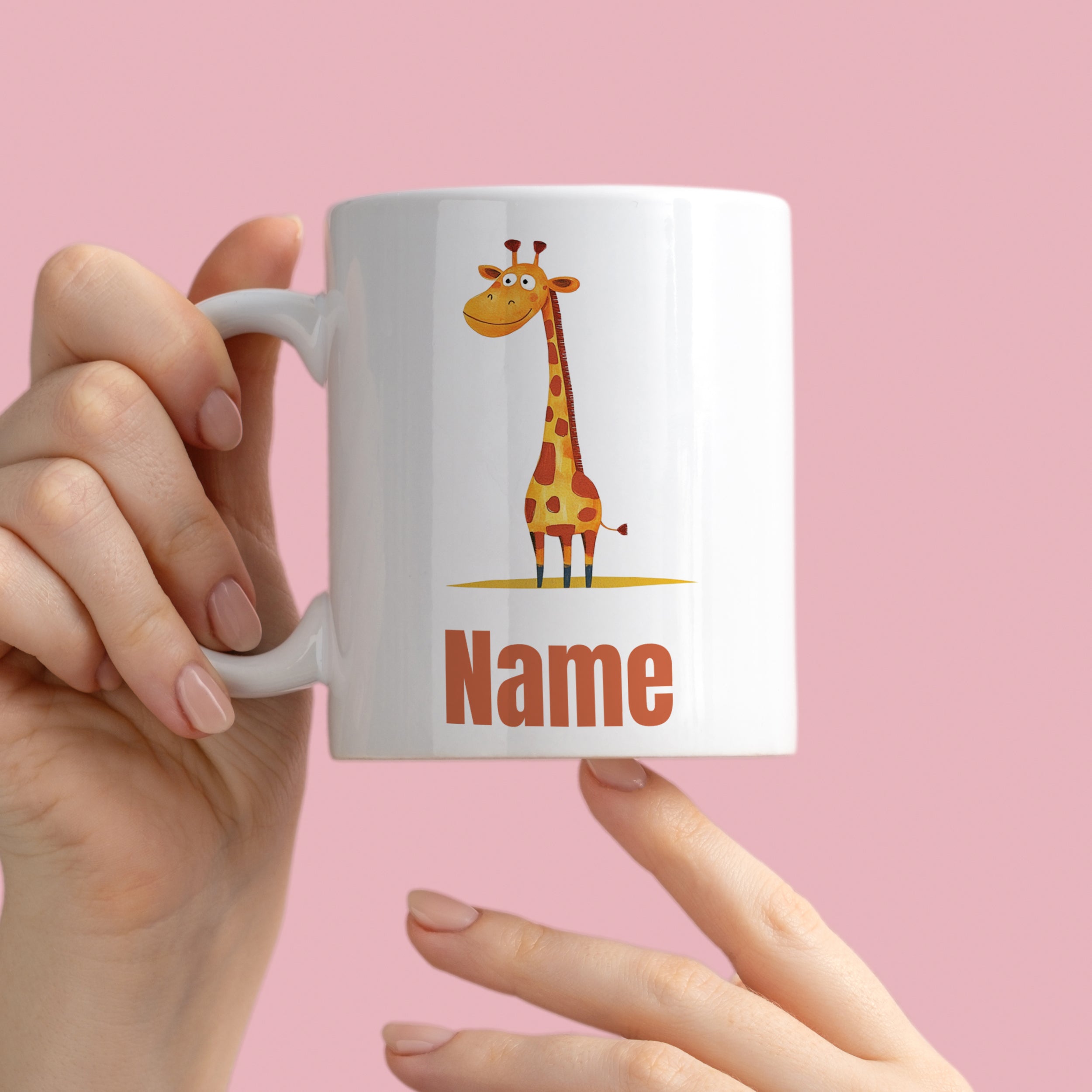 Weißer Becher mit Giraffenmotiv und personalisiertem Namen.