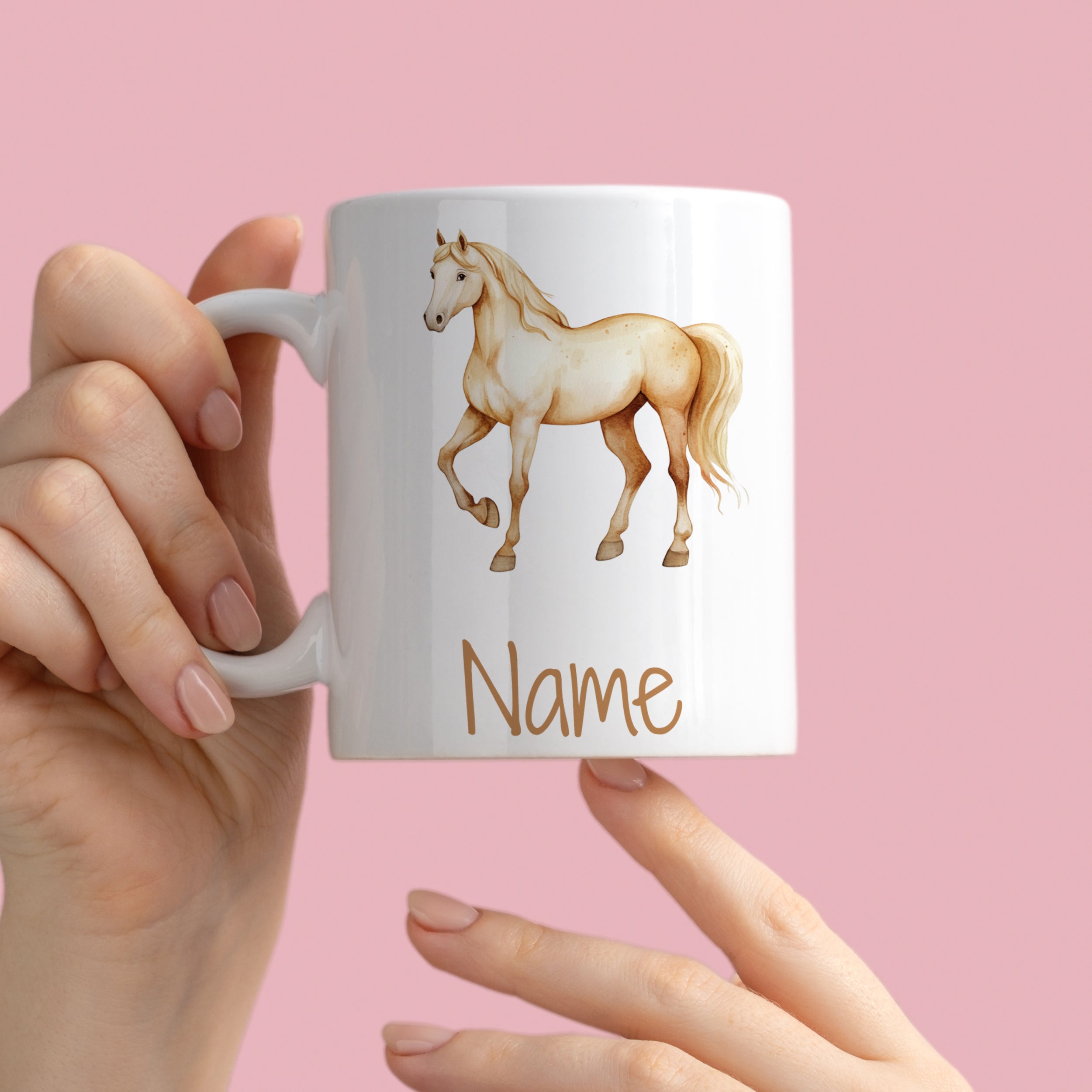 Weiße Tasse mit Pferdemotiv und personalisierbarem Namen.