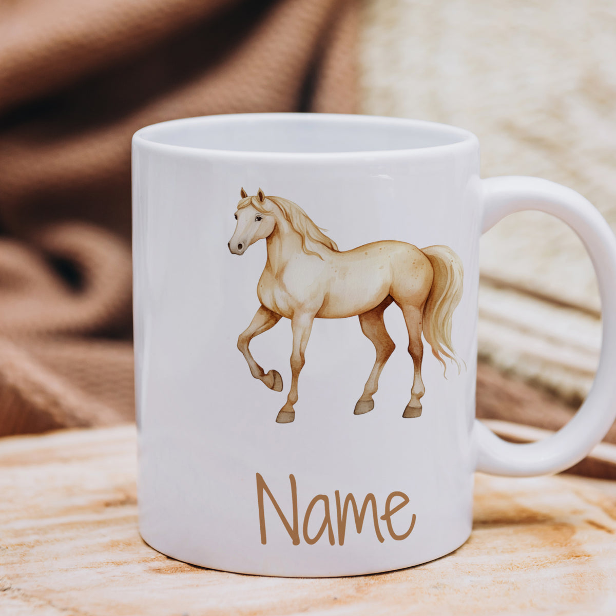 Weißer Becher mit Pferdemotiv und personalisierbarem Namen.