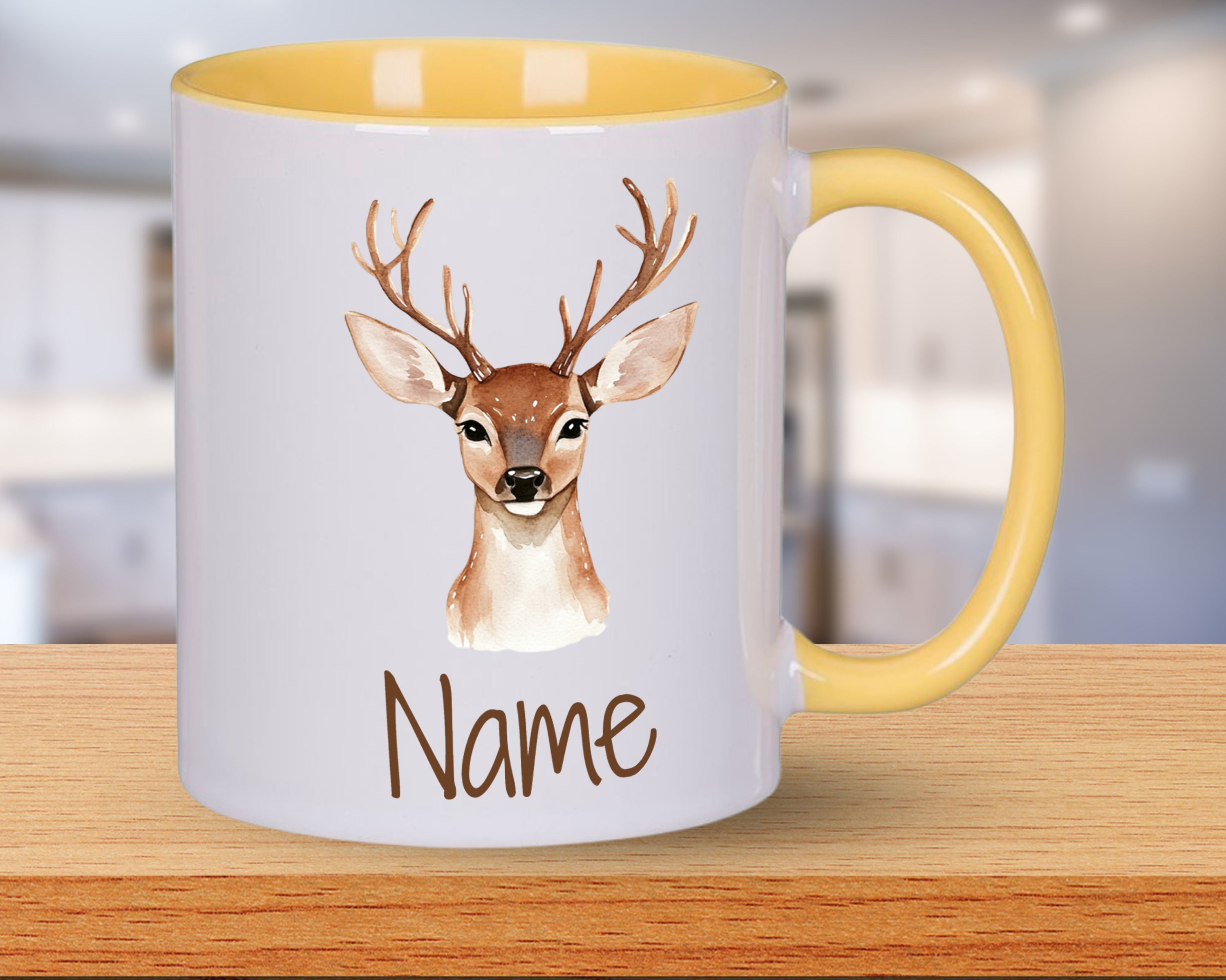 Beige Tasse mit Reh-Motiv und personalisierbarem Namen.