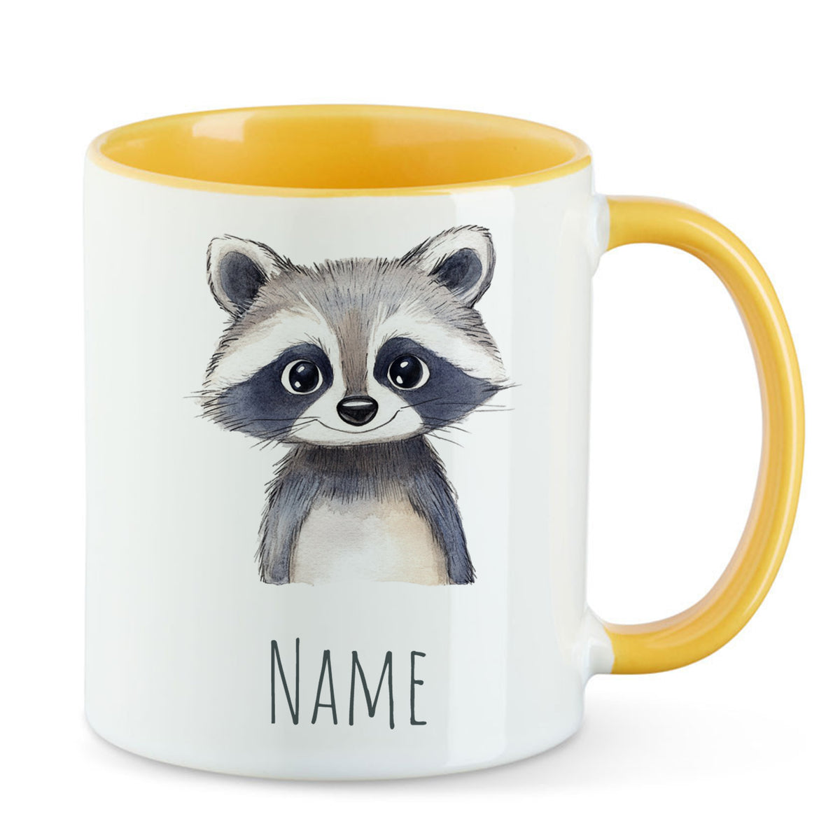 Tasse mit Waschbär-Motiv und gelbem Henkel.