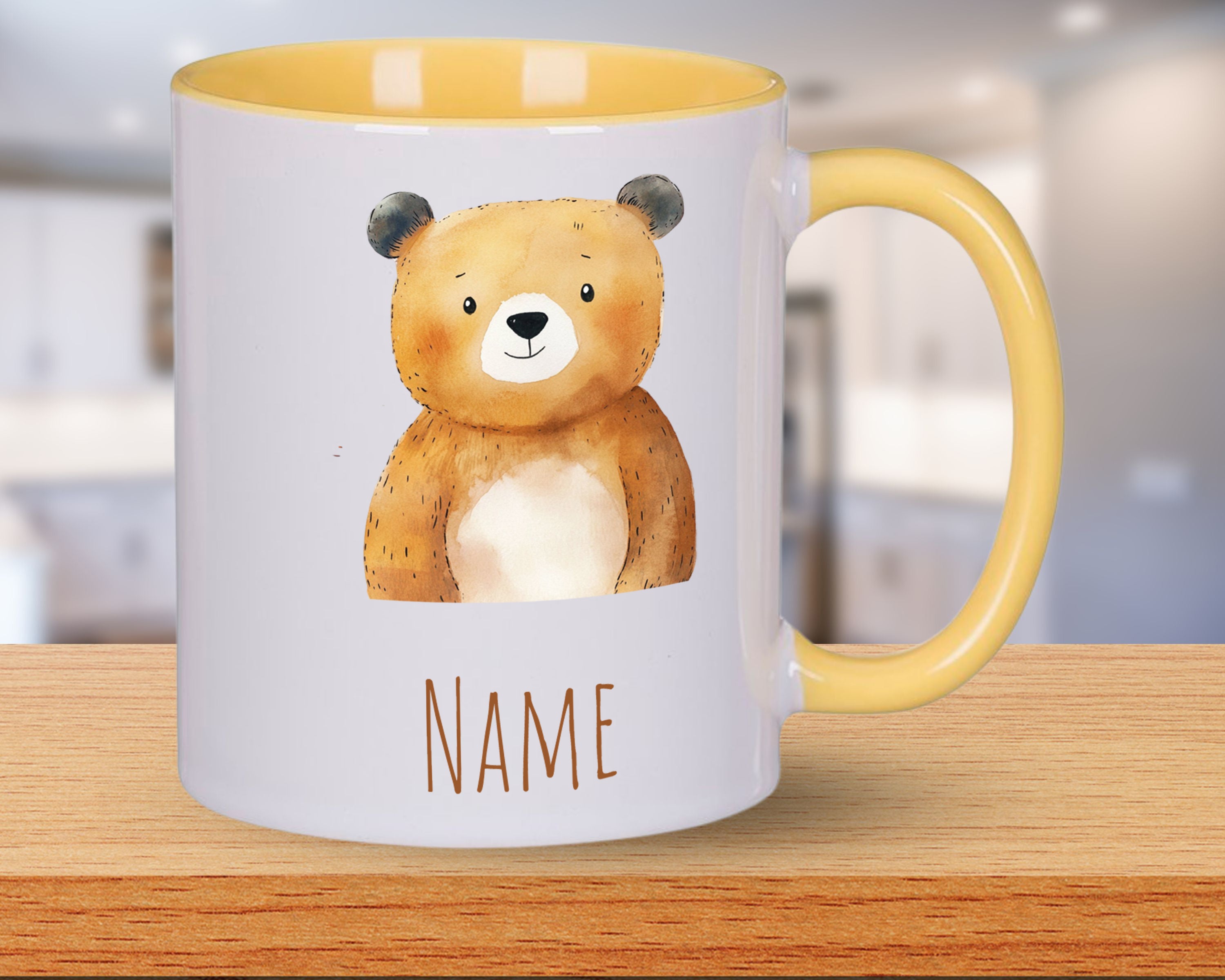 Tasse mit Bärenmotiv, gelber Henkel, personalisierbar.