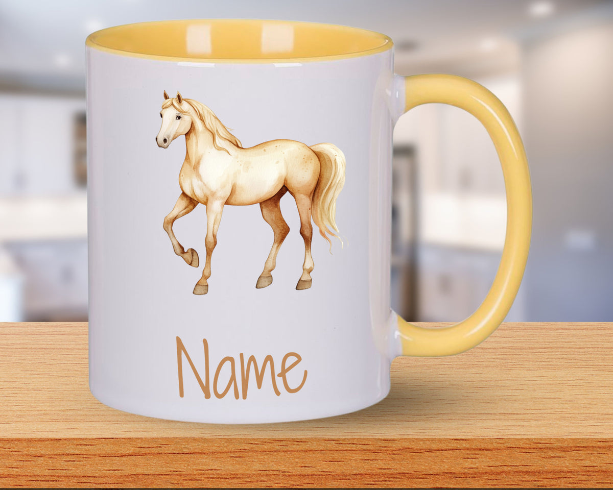 Tasse mit gelbem Henkel, Pferdemotiv und personalisierbarem Namen.