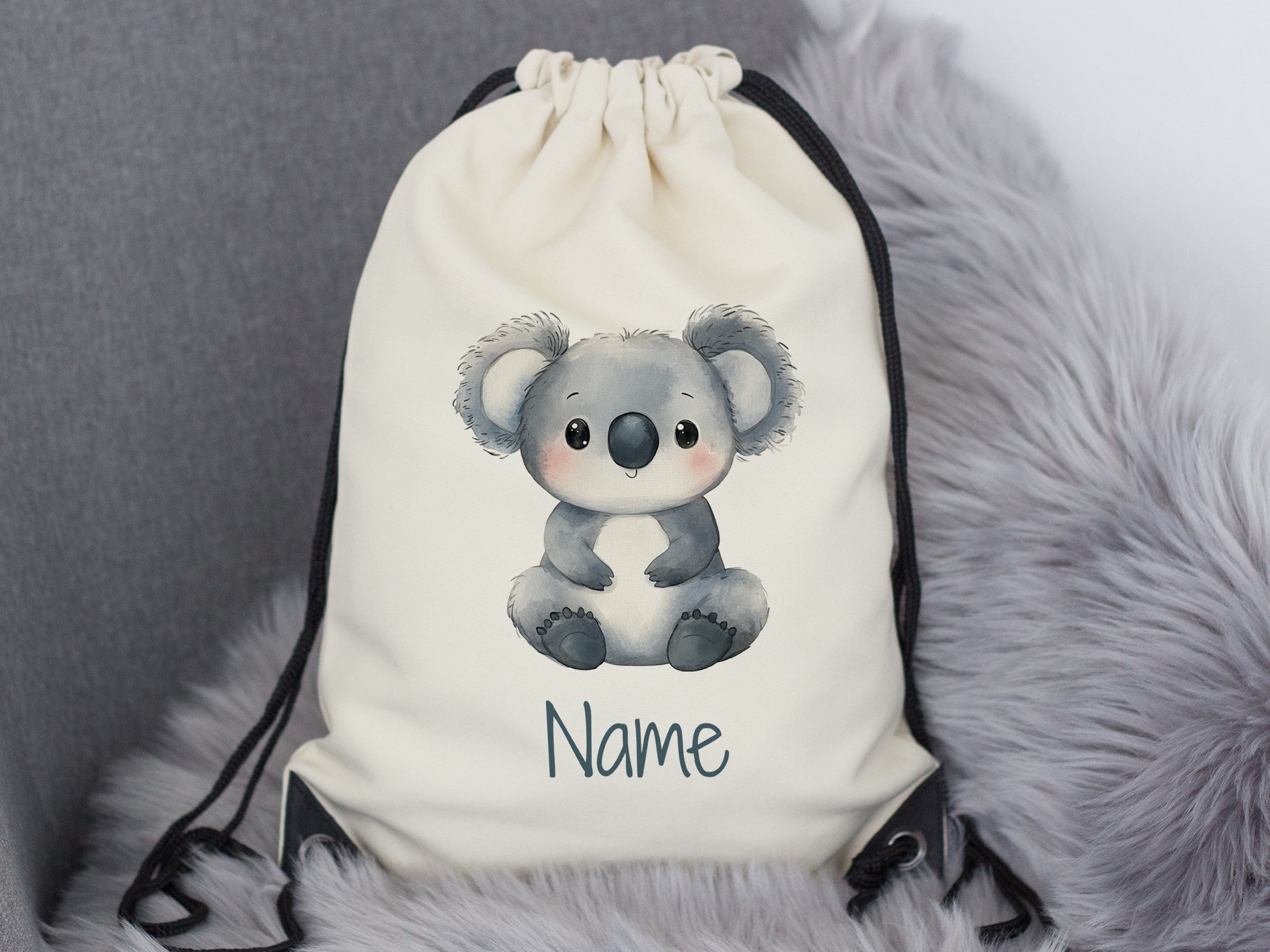Beiger Rucksack mit niedlichem Koala und personalisiertem Namen.