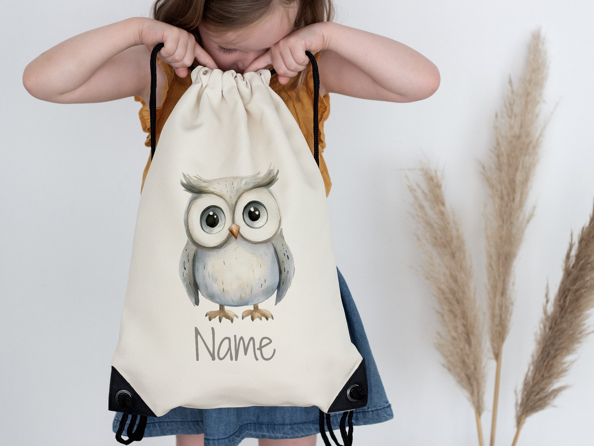 Beige Turnbeutel mit Eule und personalisierbarem Namen.