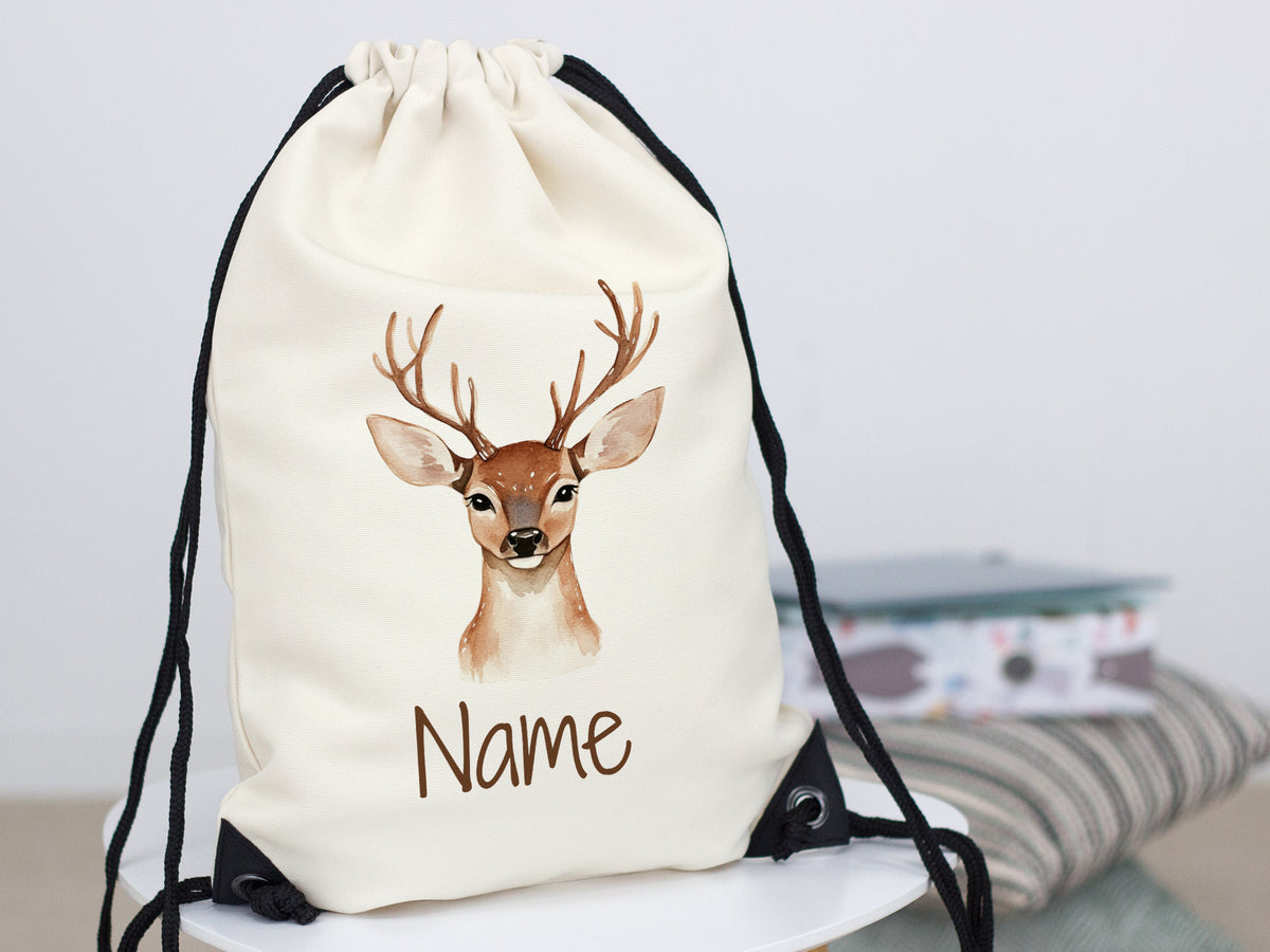 Beige Rucksack mit Reh-Motiv und personalisierbarem Namen.