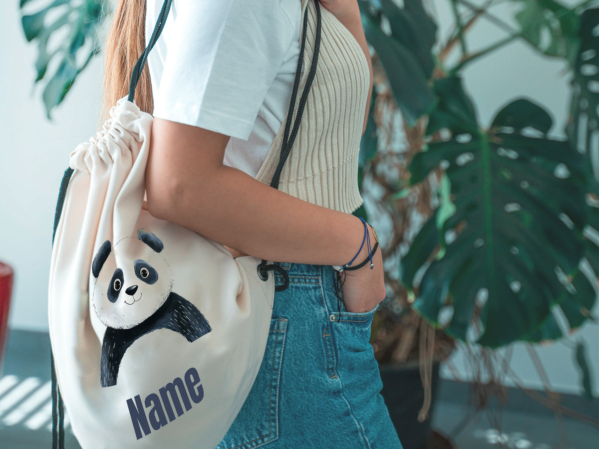 Beige Turnbeutel mit Panda-Motiv und personalisiertem Namen.