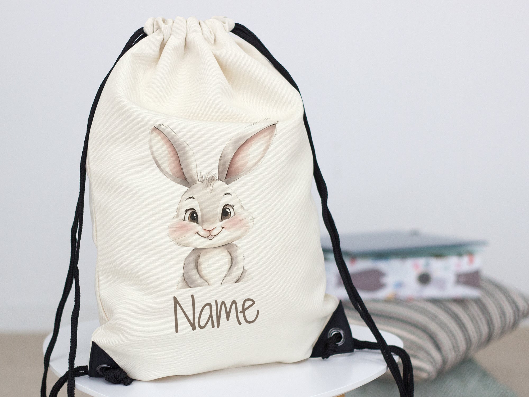 Beige Rucksack mit niedlichem Hasenmotiv und Namensfeld.