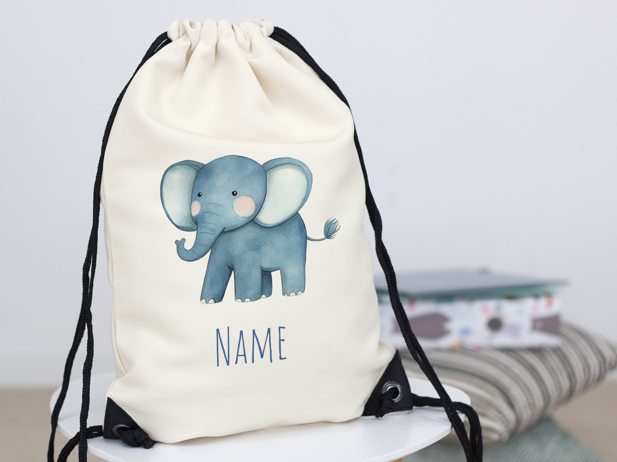Beiger Rucksack mit blauem Elefantenmotiv und Platz für Namen.