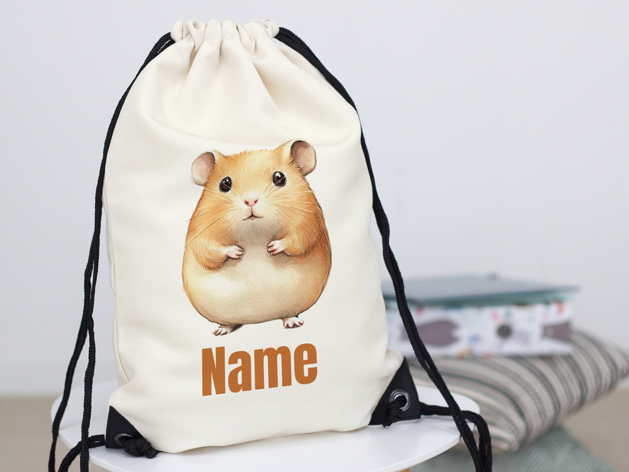Beige Rucksack mit Hamster-Motiv und personalisierbarem Namen.