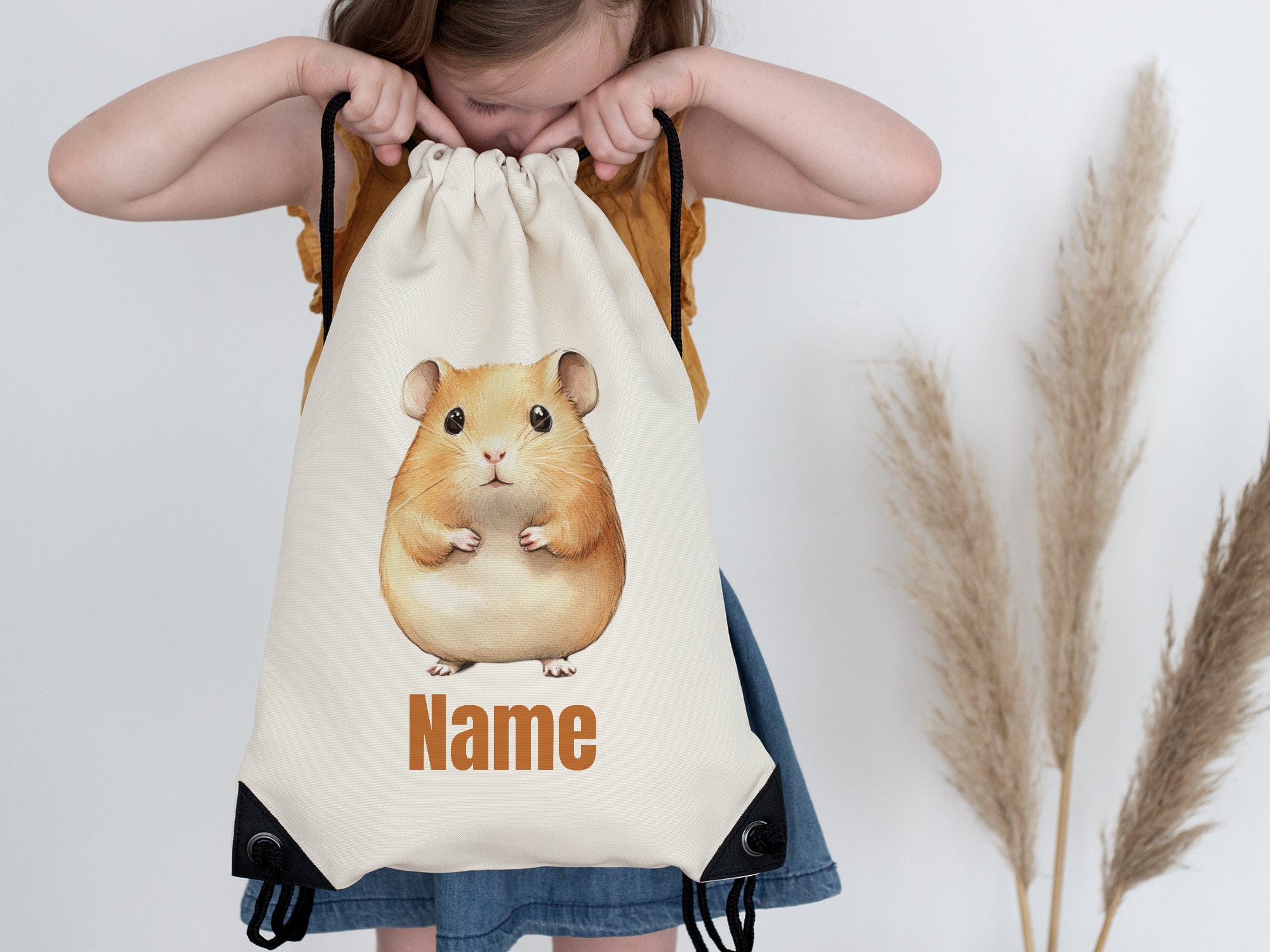 Beiger Rucksack mit Hamster-Motiv und personalisierbarem Namen.