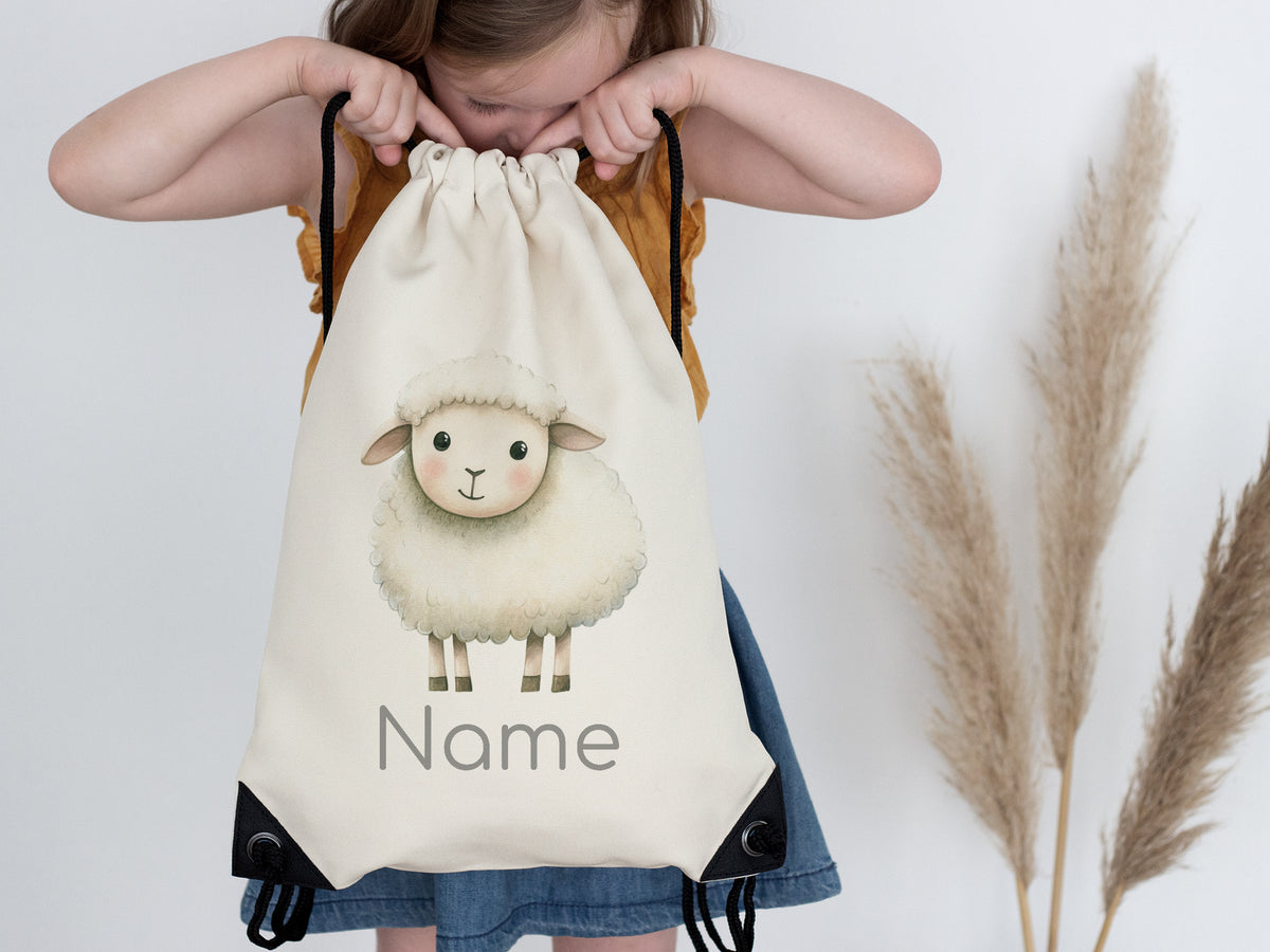 Beige Rucksack mit Schaf-Motiv und personalisierbarem Namen.