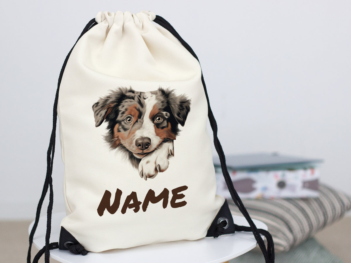 Beige Rucksack mit Hundemotiv und personalisierbarem Namen.