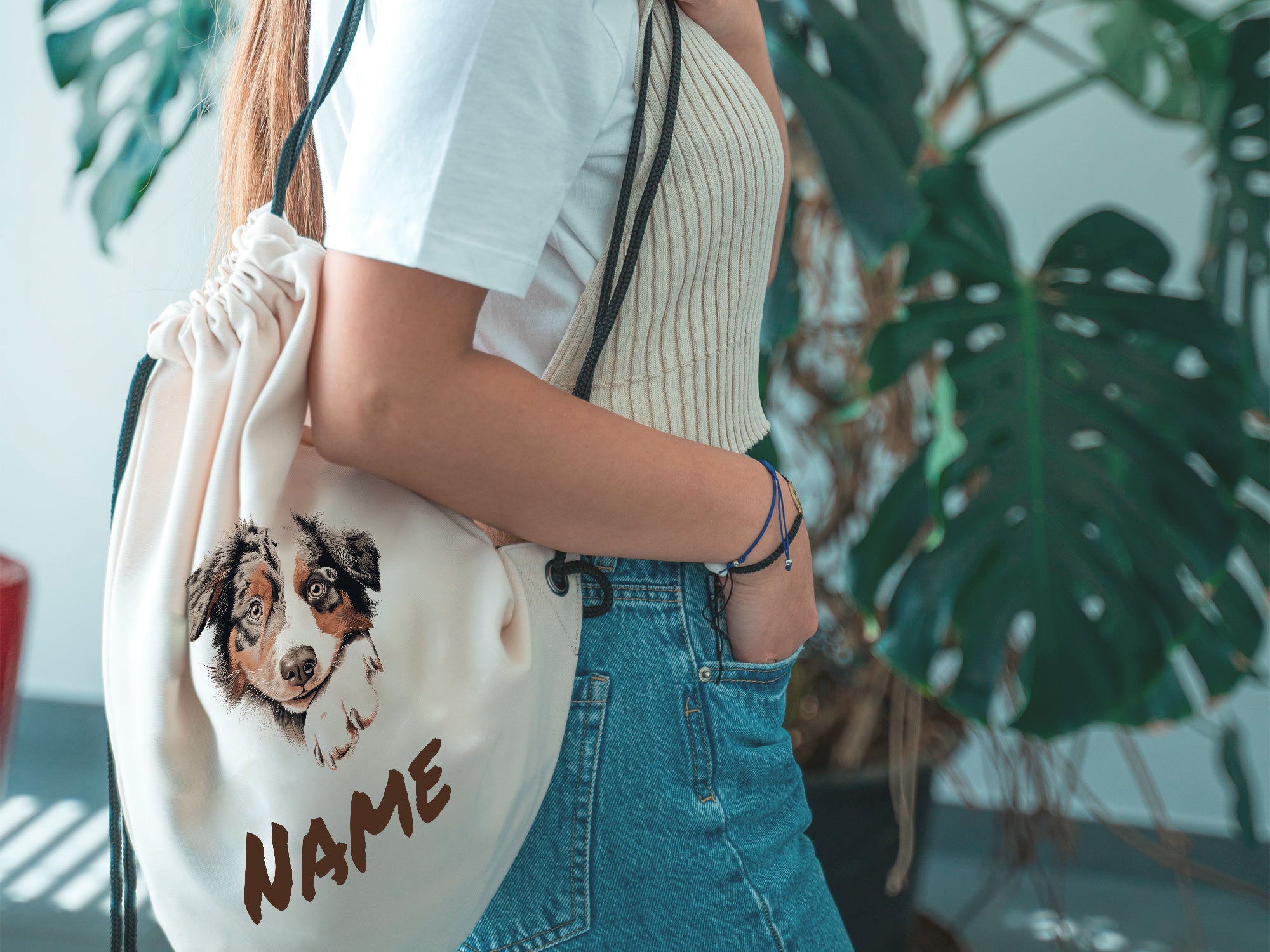 Beige Rucksack mit Hundemotiv und personalisiertem Namen.