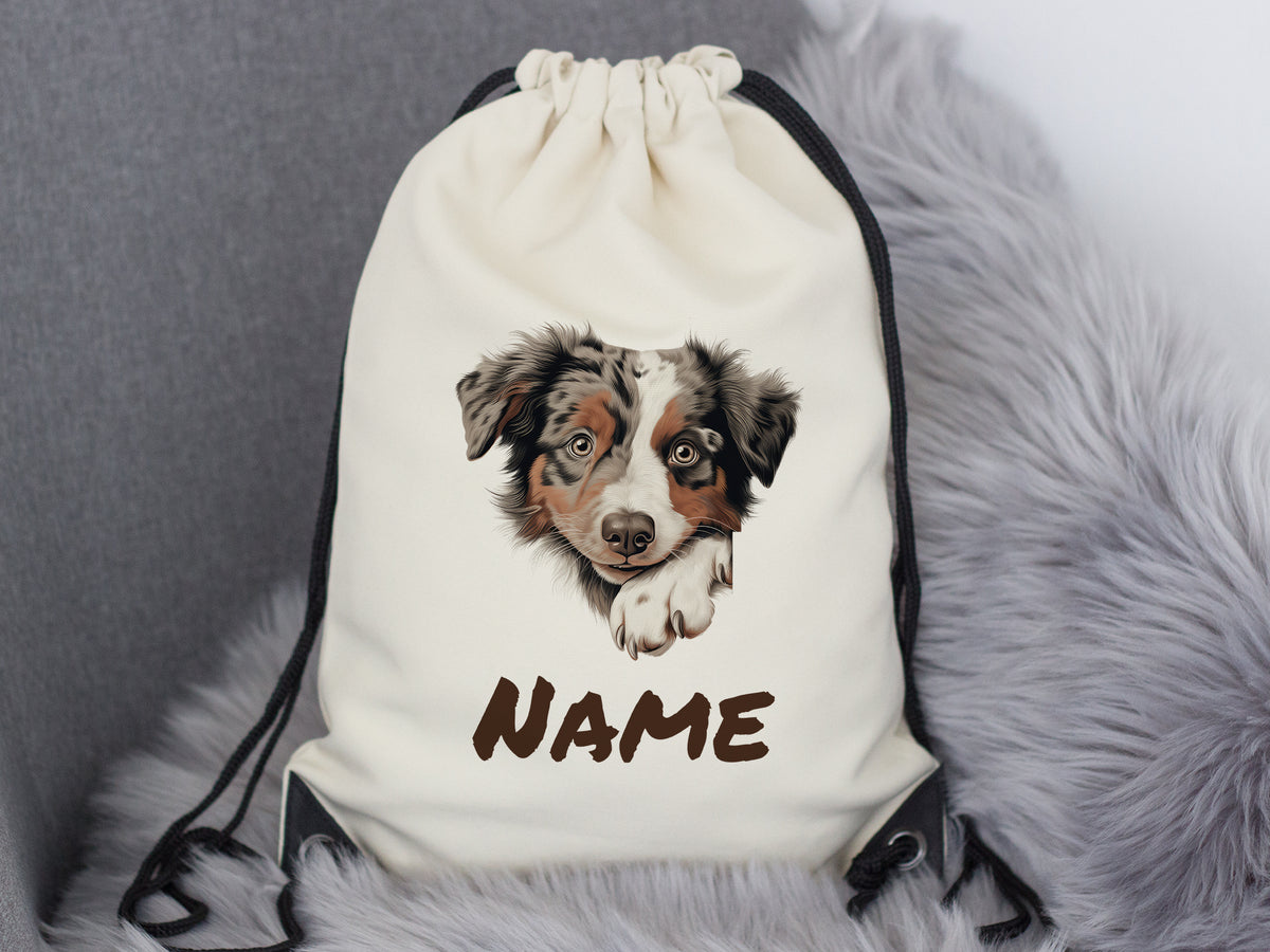 Beige Rucksack mit Hundemotiv und personalisierbarem Namen.