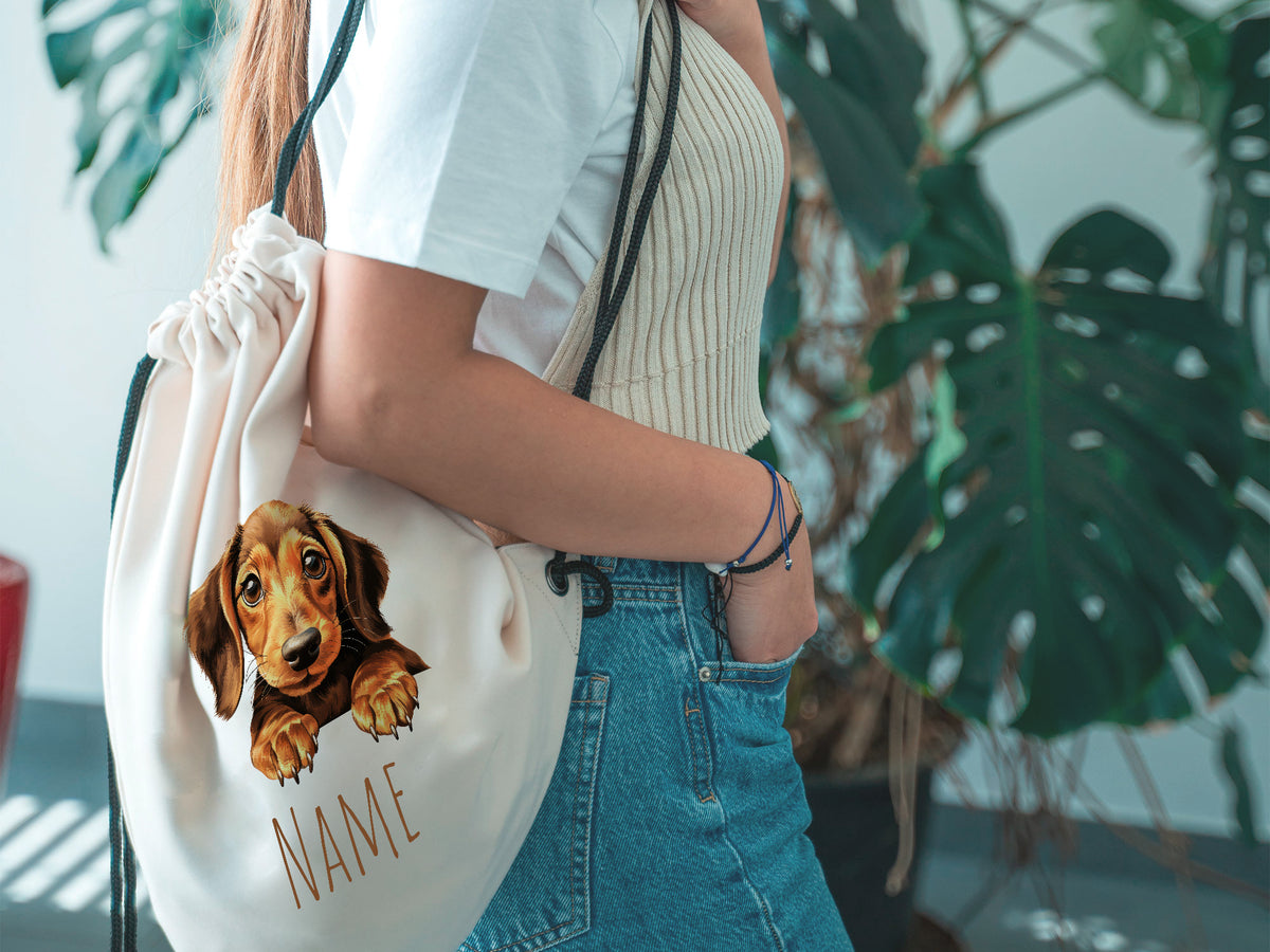 Beige Tasche mit Hundemotiv und personalisiertem Namen.