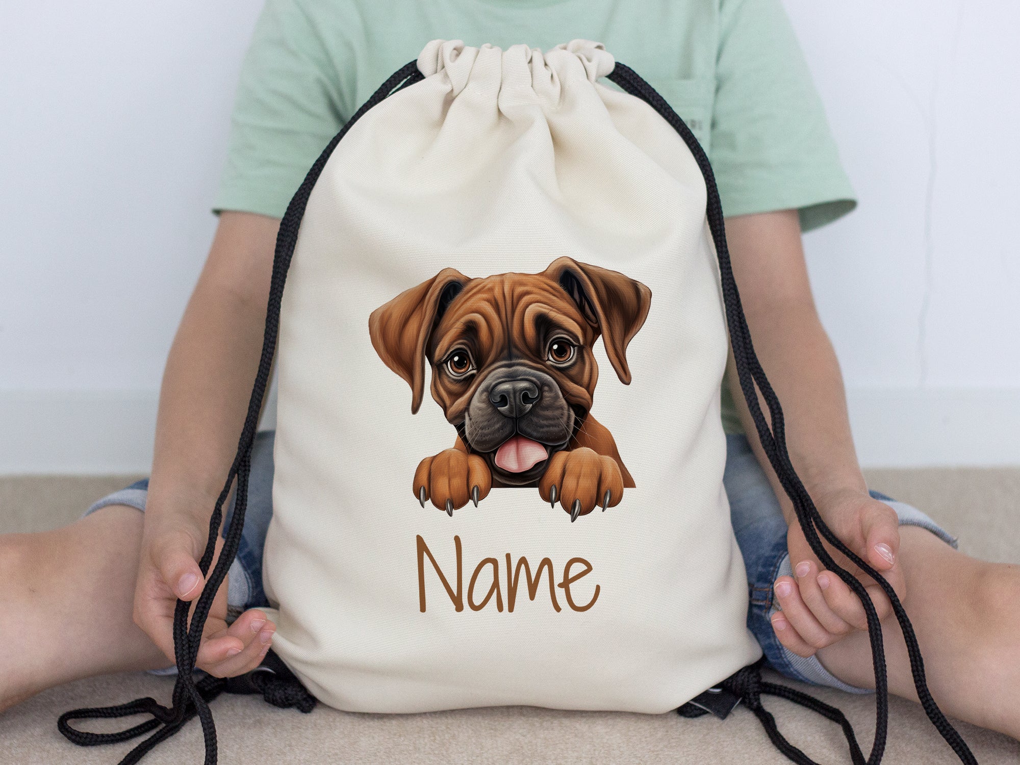 Beige Rucksack mit Hundemotiv und personalisierbarem Namen.
