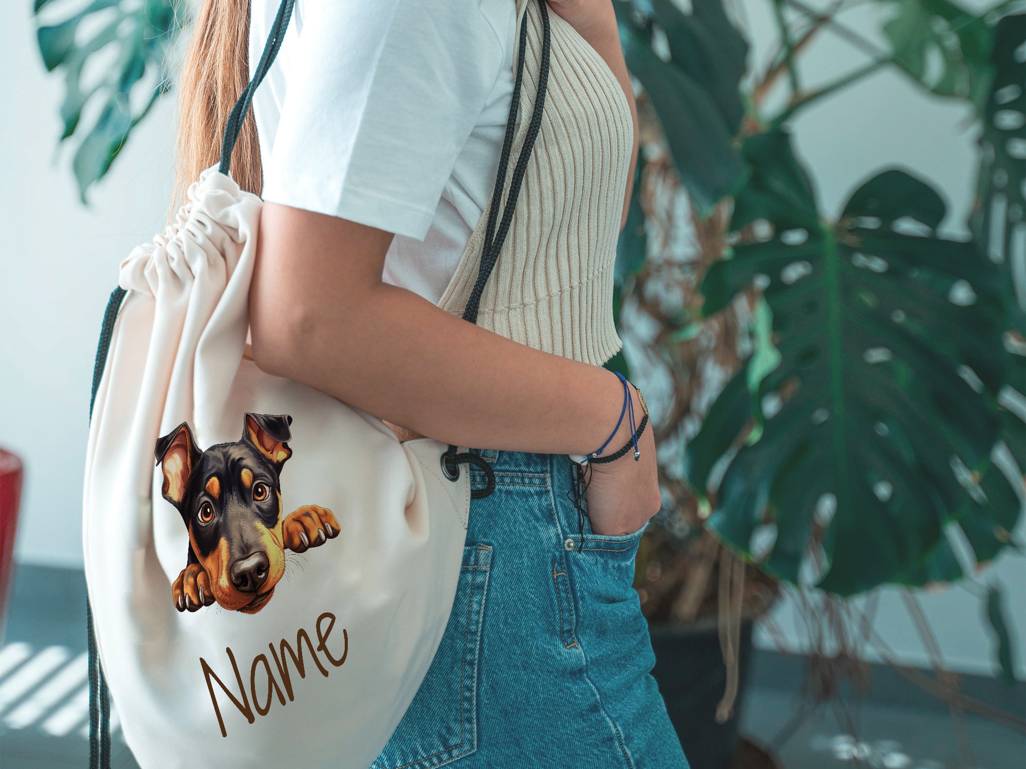 Beige Rucksack mit Hundemotiv und personalisiertem Namen.