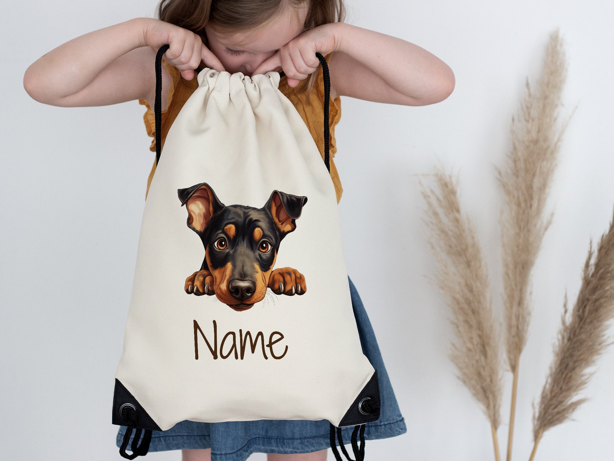 Beige Turnbeutel mit Hundemotiv und personalisierbarem Namen.
