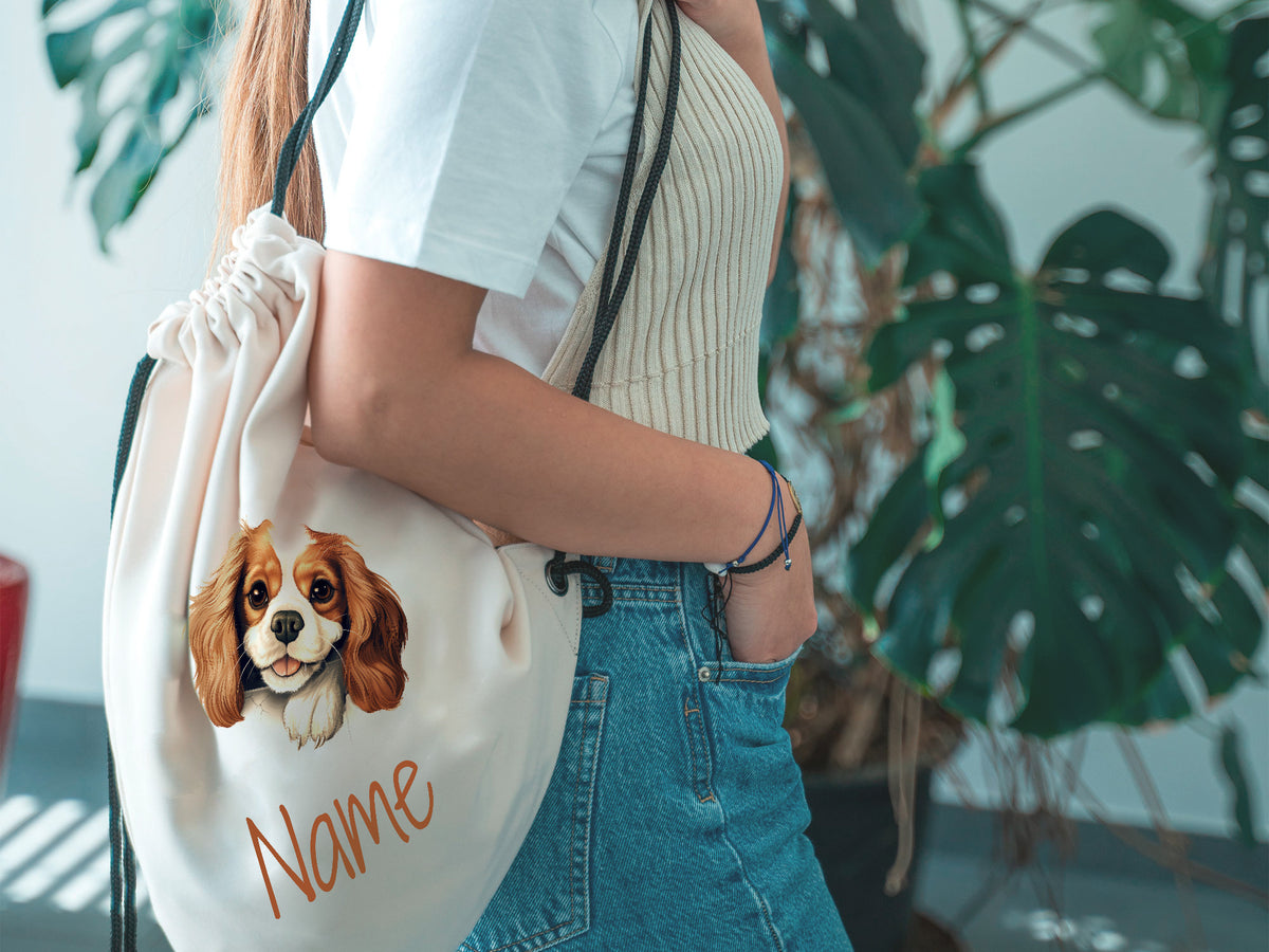 Beige Rucksack mit Hundemotiv und personalisiertem Namen.