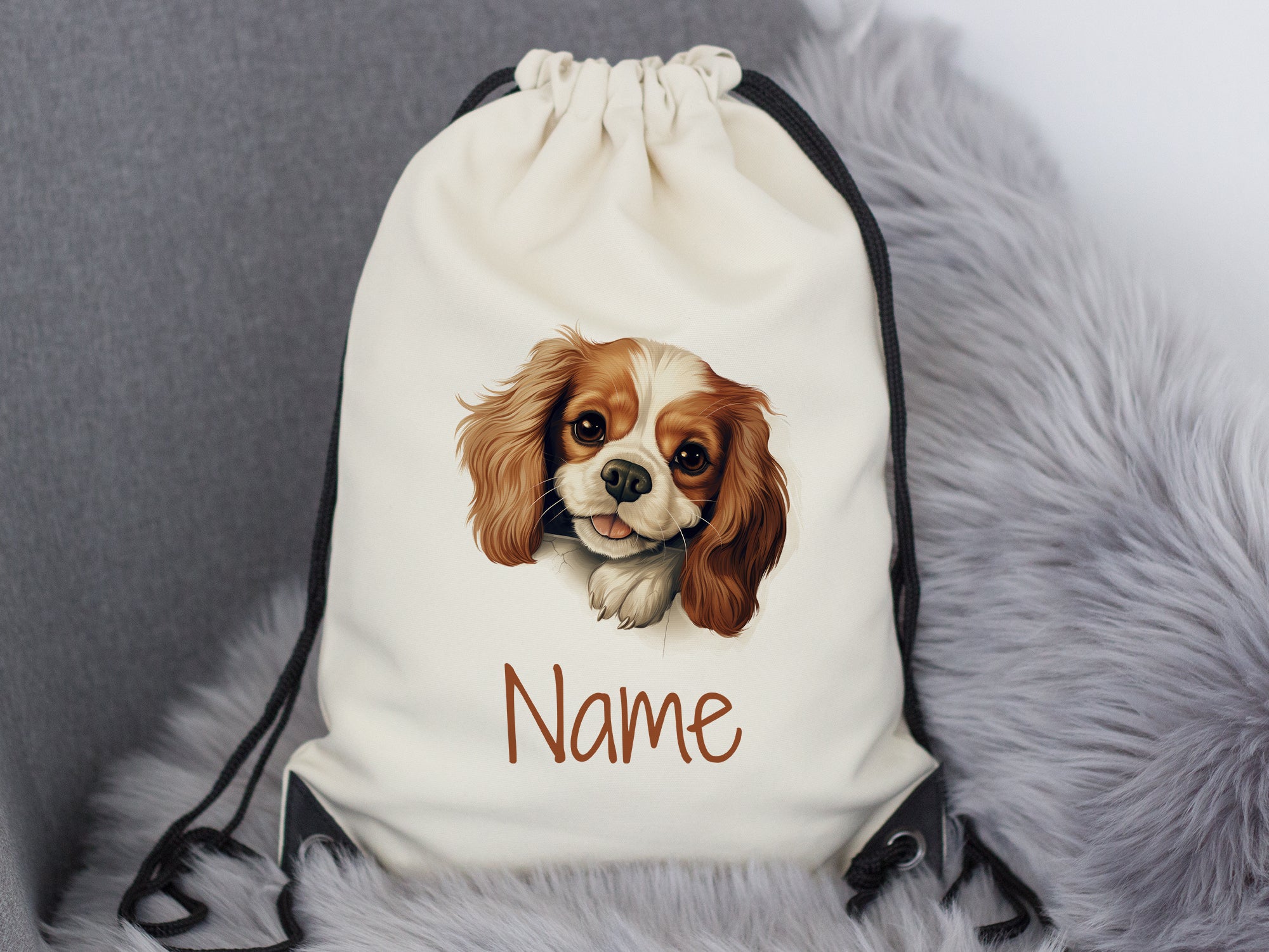 Beige Rucksack mit Hundemotiv und personalisierbarem Namen.