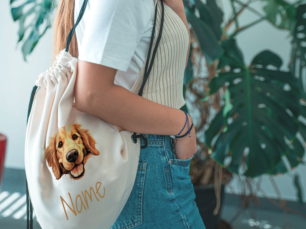Beige Sportbeutel mit Hundemotiv und personalisiertem Namen.