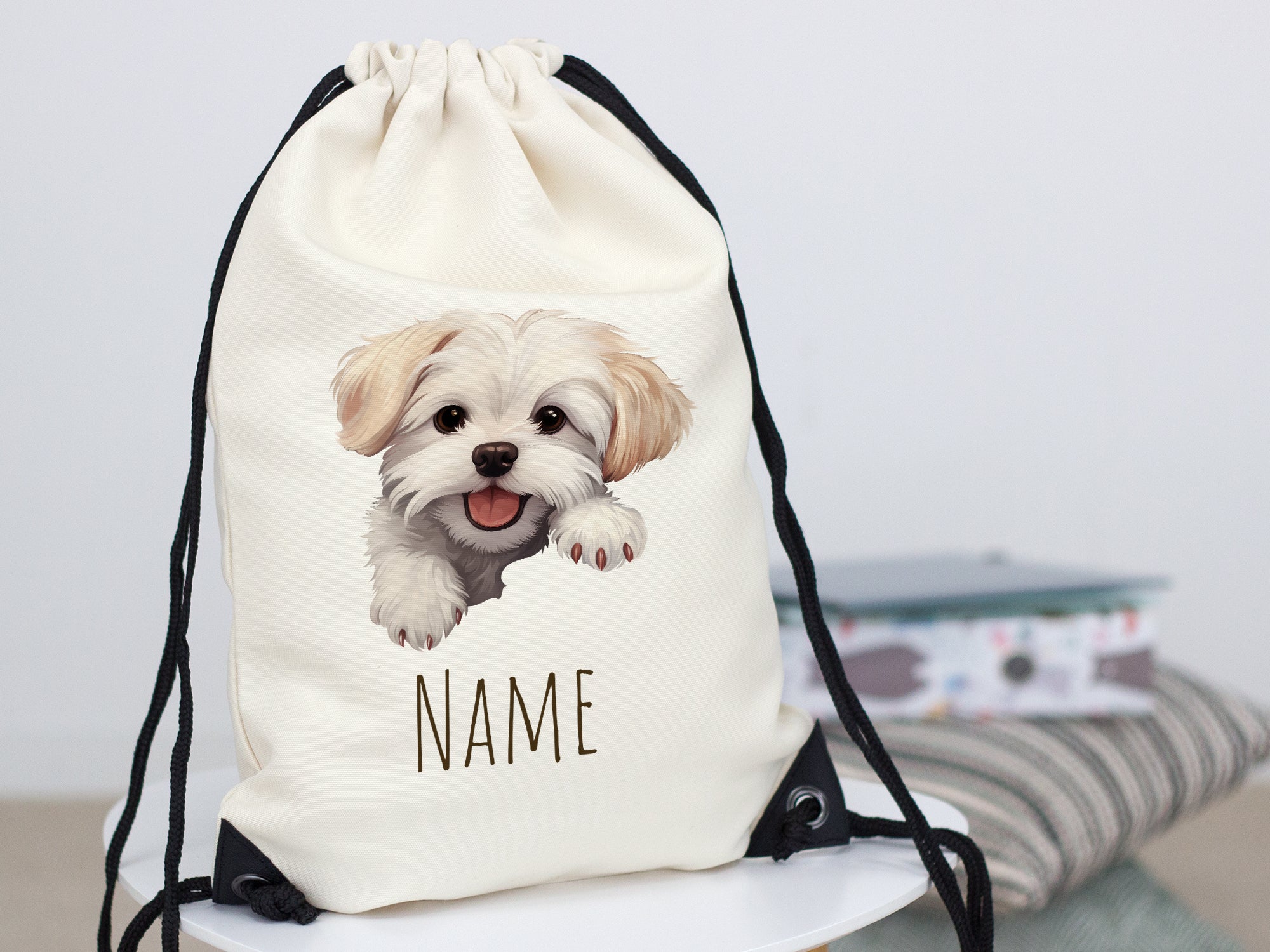 Beige Turnbeutel mit Hundemotiv und personalisierbarem Namen.