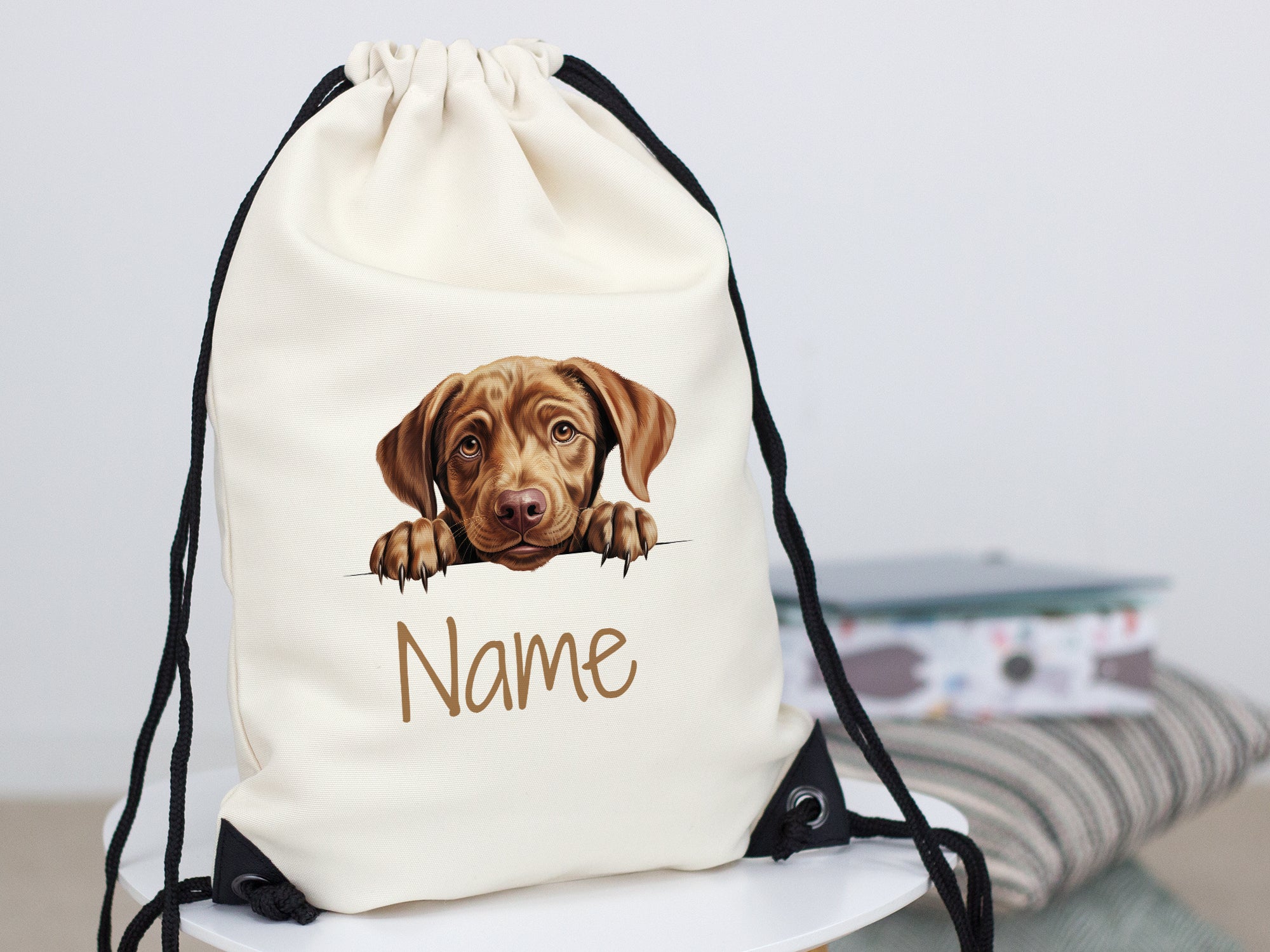 Beige Turnbeutel mit Hundemotiv und personalisierbarem Namen.