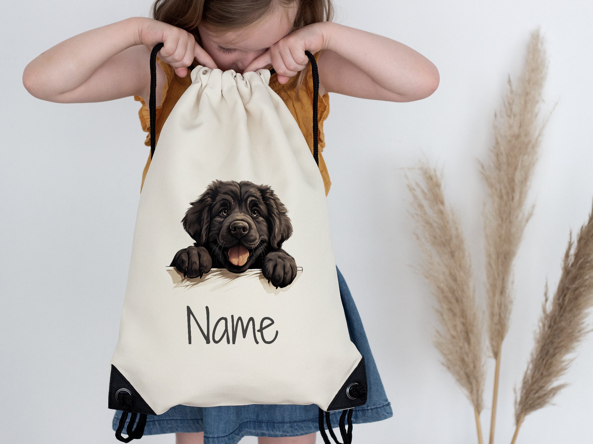 Beige Rucksack mit Hundemotiv und personalisierbarem Namen.