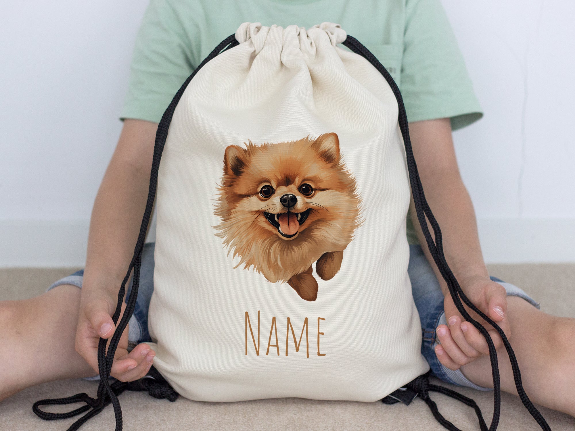 Beige Rucksack mit Pomeranian-Motiv und personalisierbarem Namen.